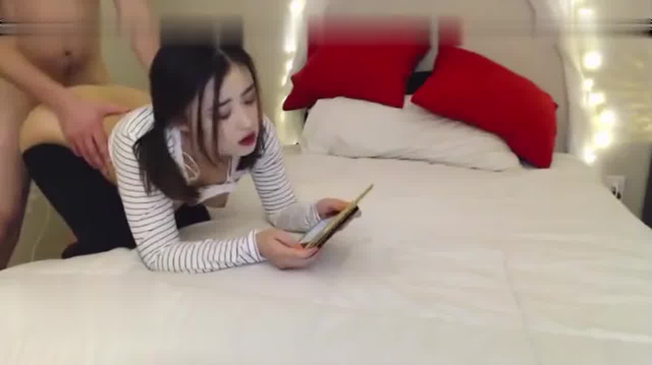  双马尾白虎小美女边玩手机边啪啪啪，尊重下我这粗大的JJ好不好 ！ 的剧照7