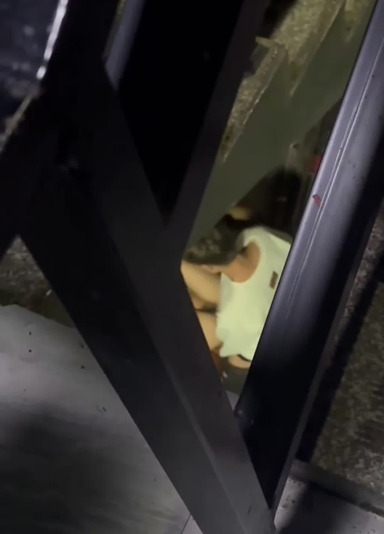  门事件 全网疯求！酒吧楼梯操逼事件 的剧照9