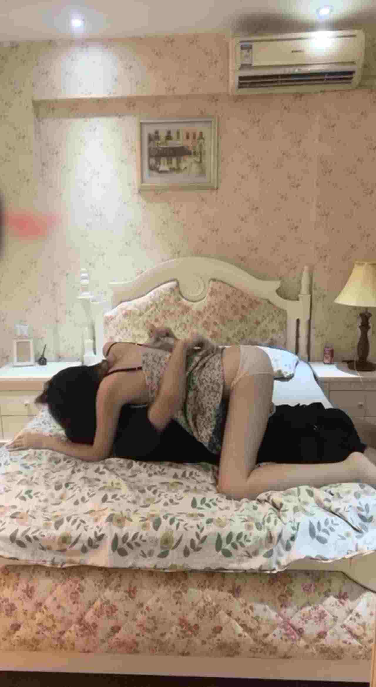  偷拍跟清纯可爱女友做爱 的剧照10