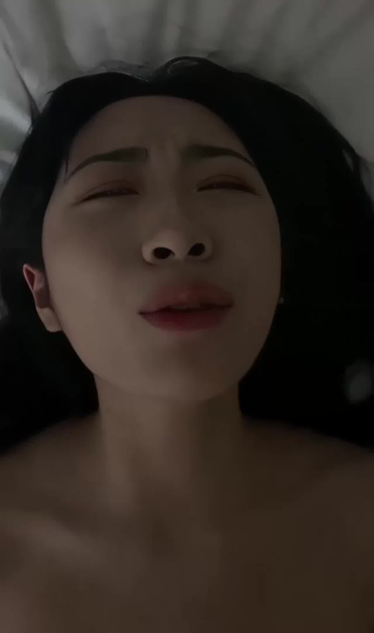  异地恋的女友，她在外地上大学，我在本地打工，没事的时候经常会去她那边找她 的剧照8