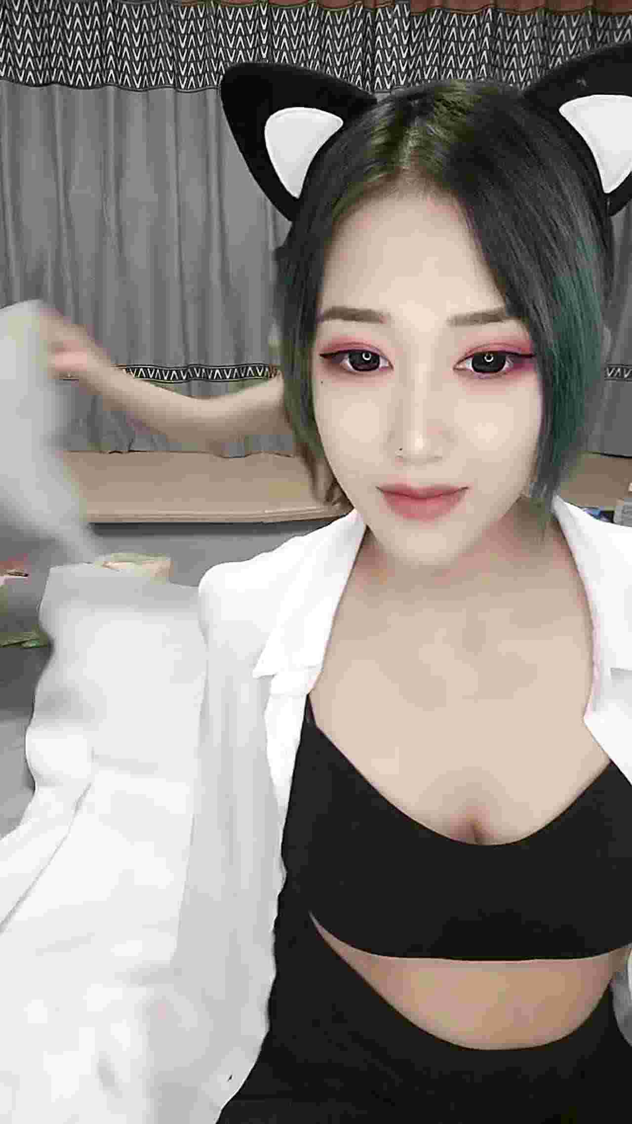  顶级女神好姐妹一起伺候胖大哥 的剧照5