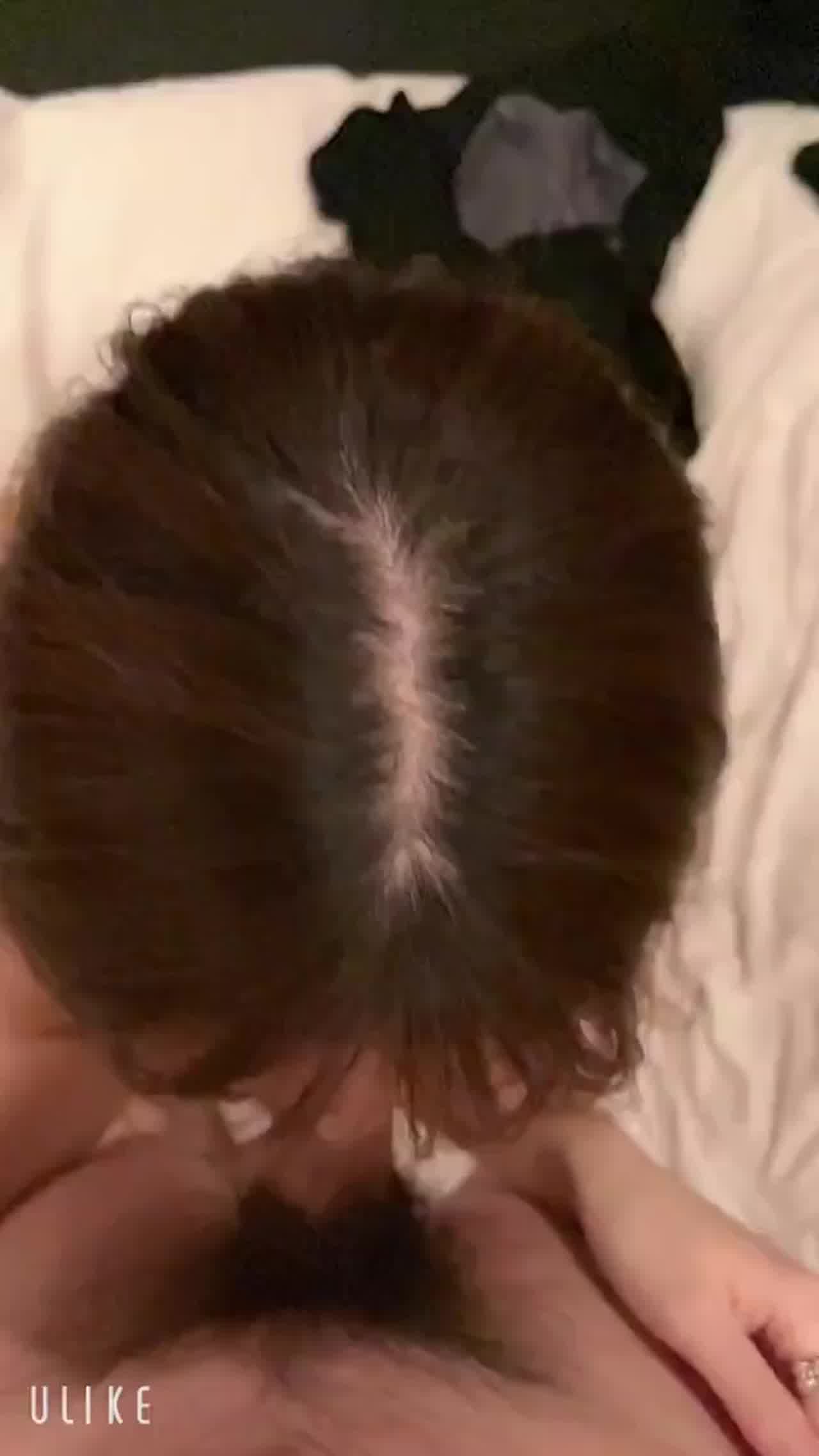  外表文静床上跪着吃鸡吧、 的剧照3