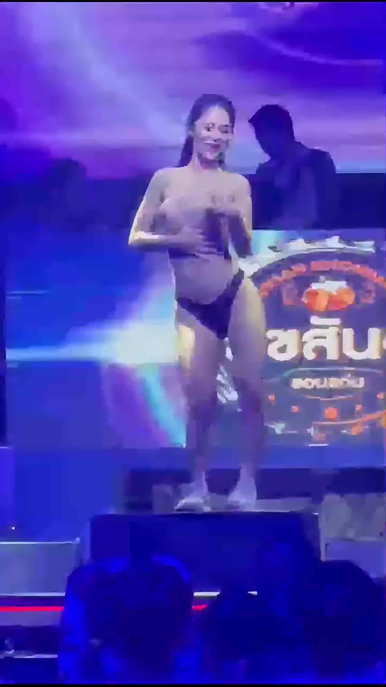  【淫乱舞池】迪吧夜店舞台中央当众兽欲发泄淫艳舞娘，幸运观众现场福利揩油啪啪15部精选！ 的剧照7