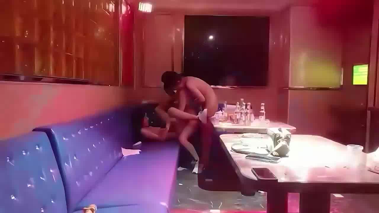  私人选妃KTV，扒光衣服激情热舞，任意挑选兄弟包厢比拼 的剧照4