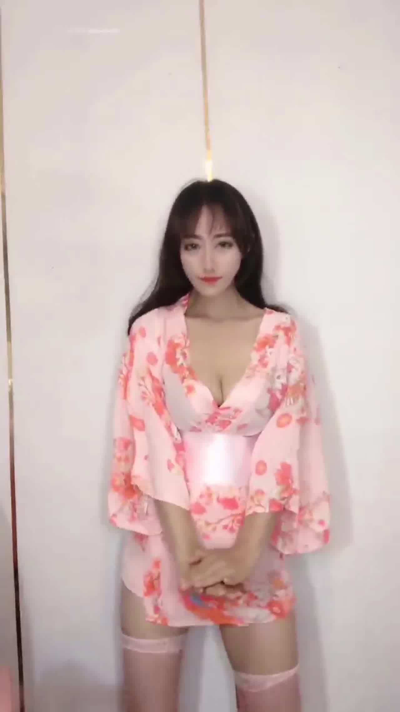  依依 性感小姐姐姐穿着和服扭动身材 的剧照5