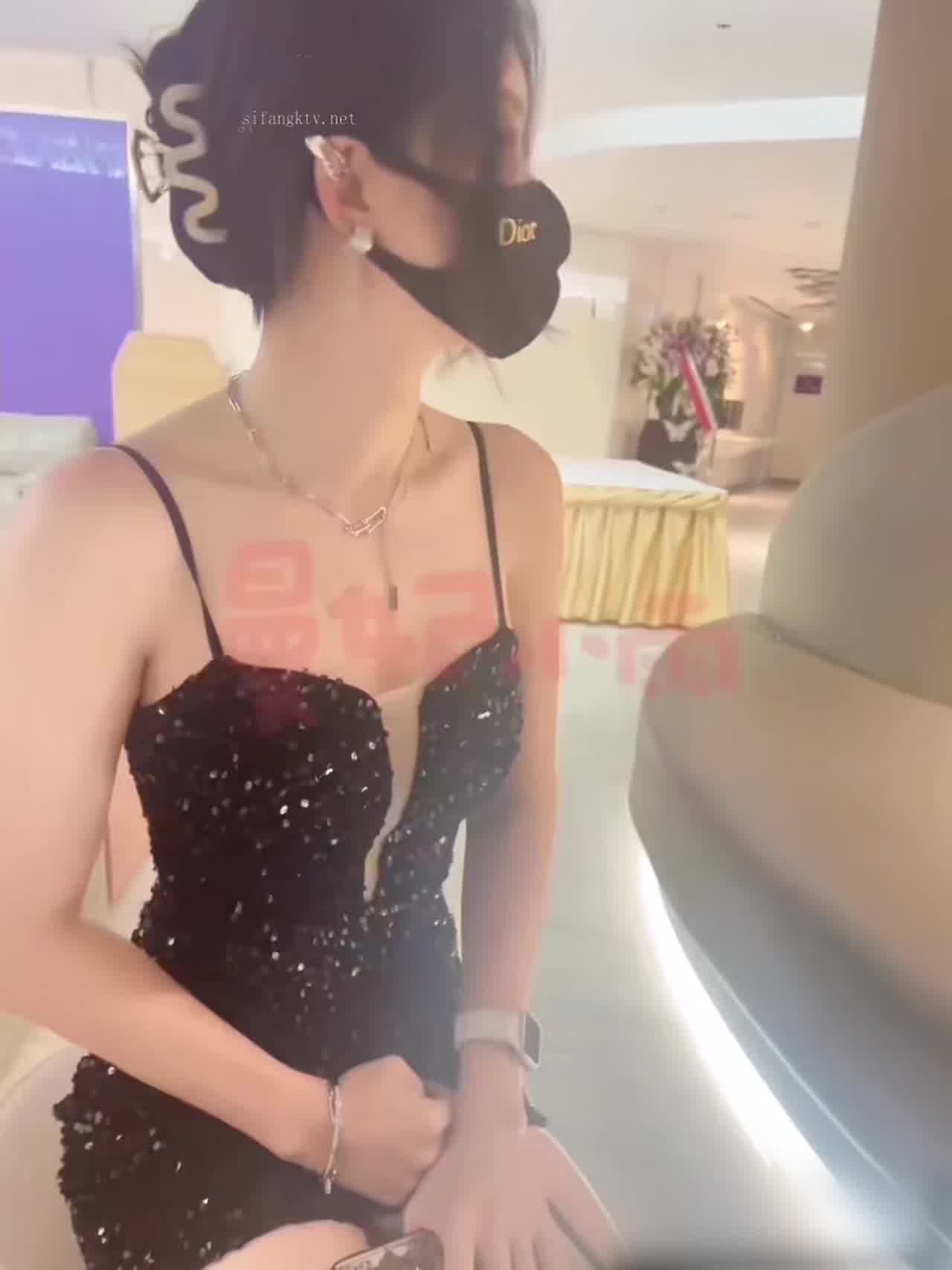  曼菲小雨 拍照拍一拍 拍出母狗 的剧照5