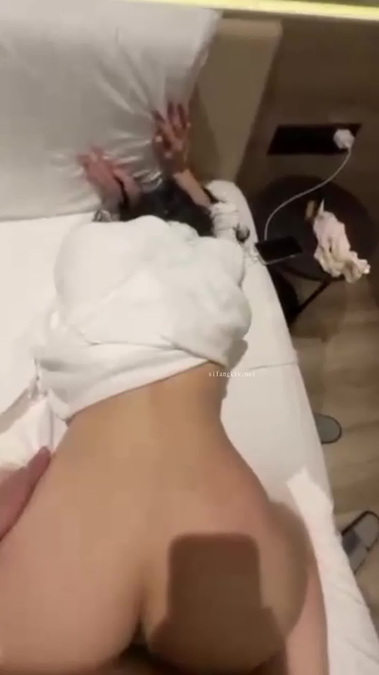  富二代酒店约炮极品身材的嫩模 的剧照7