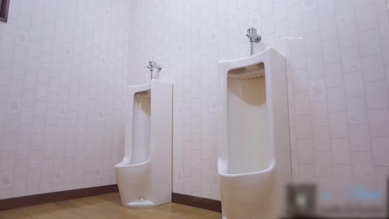  Naomi 巨乳美臀人妻超市厕所打炮超刺激 的剧照3