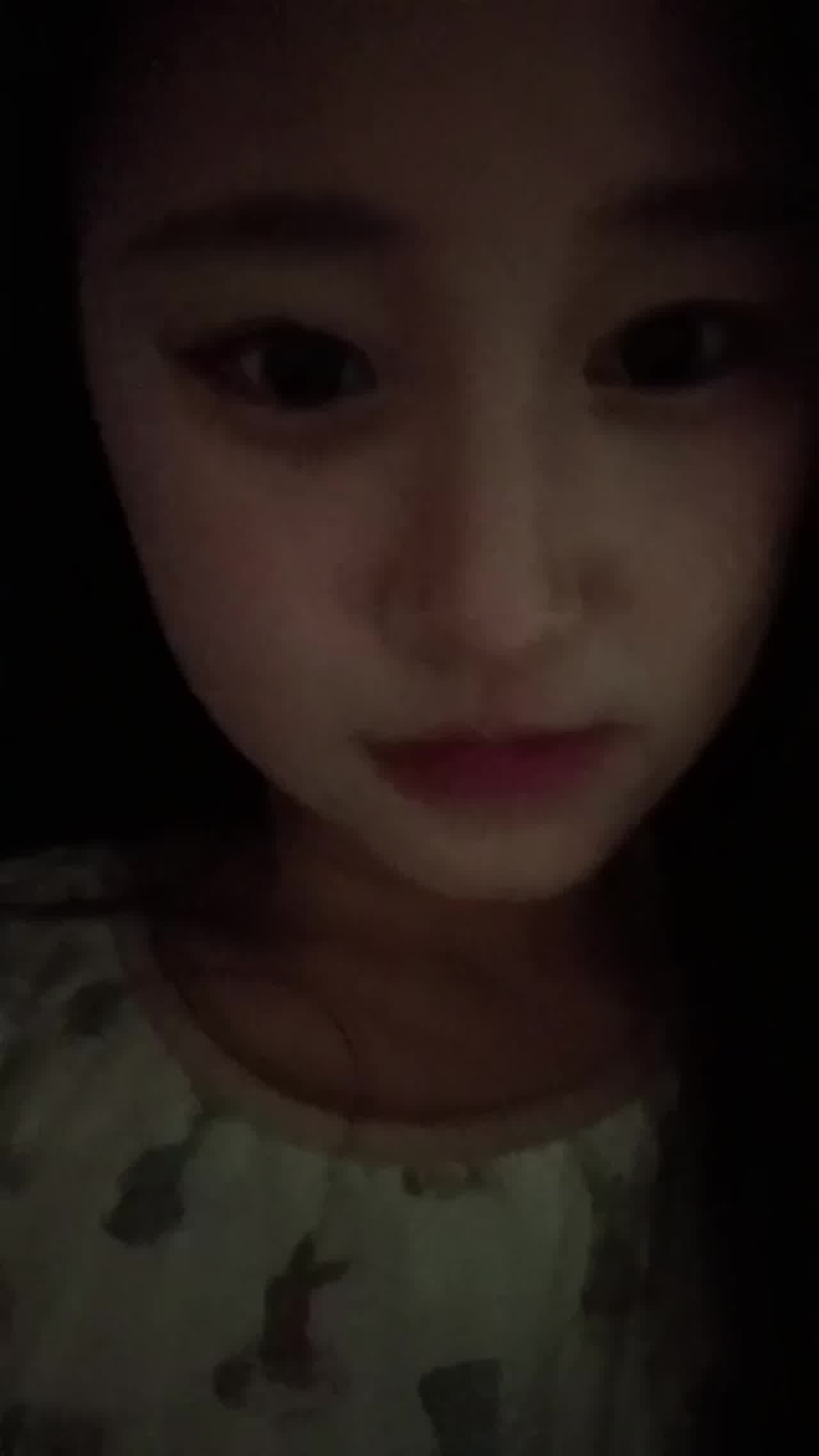  甜美女神私底下反差主动漏奶自拍 的剧照1