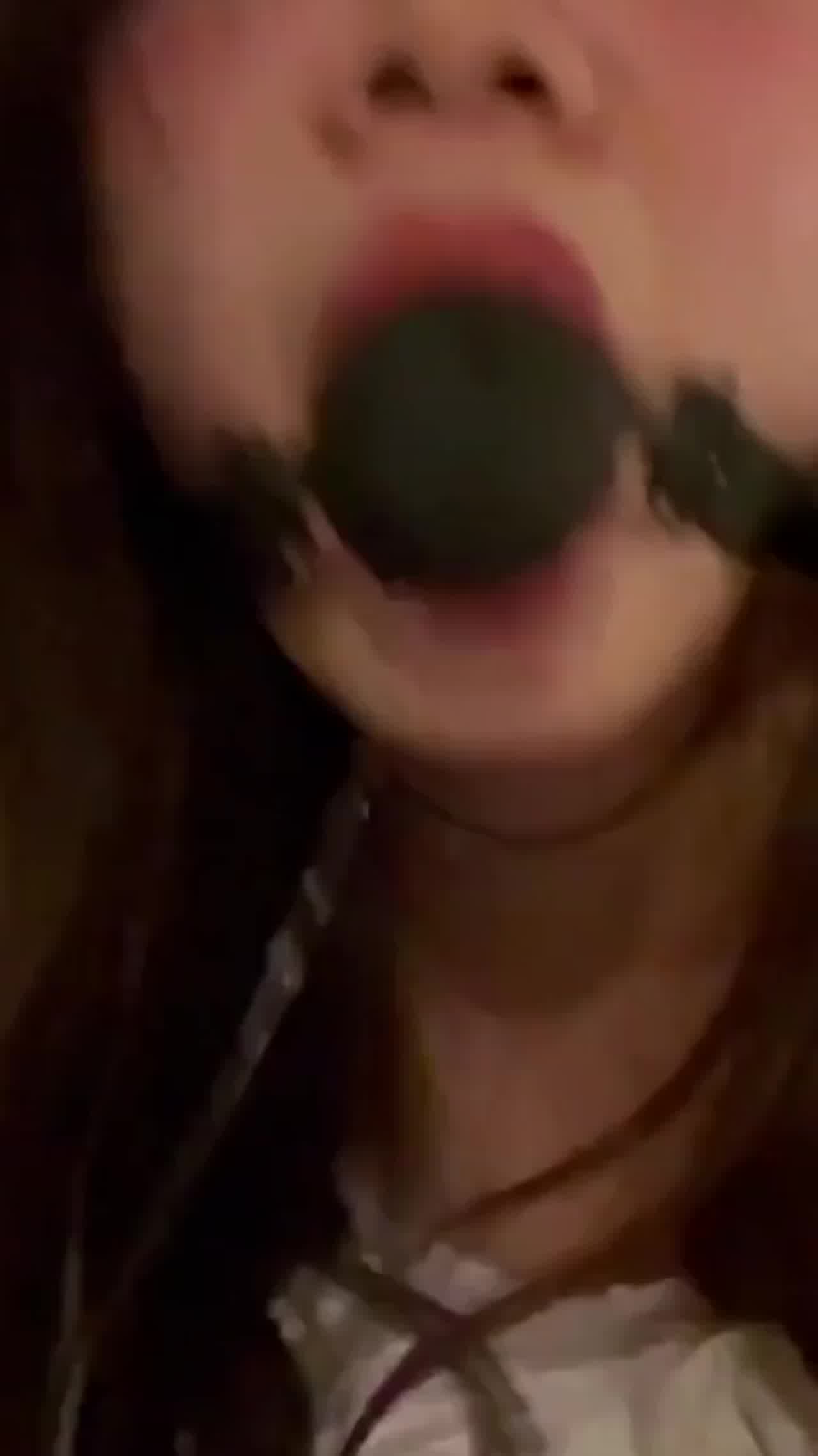  超级大奶美女人间尤物-闵雨晴 反差婊哦~豹纹吊带，趴下等爸爸草 的剧照8