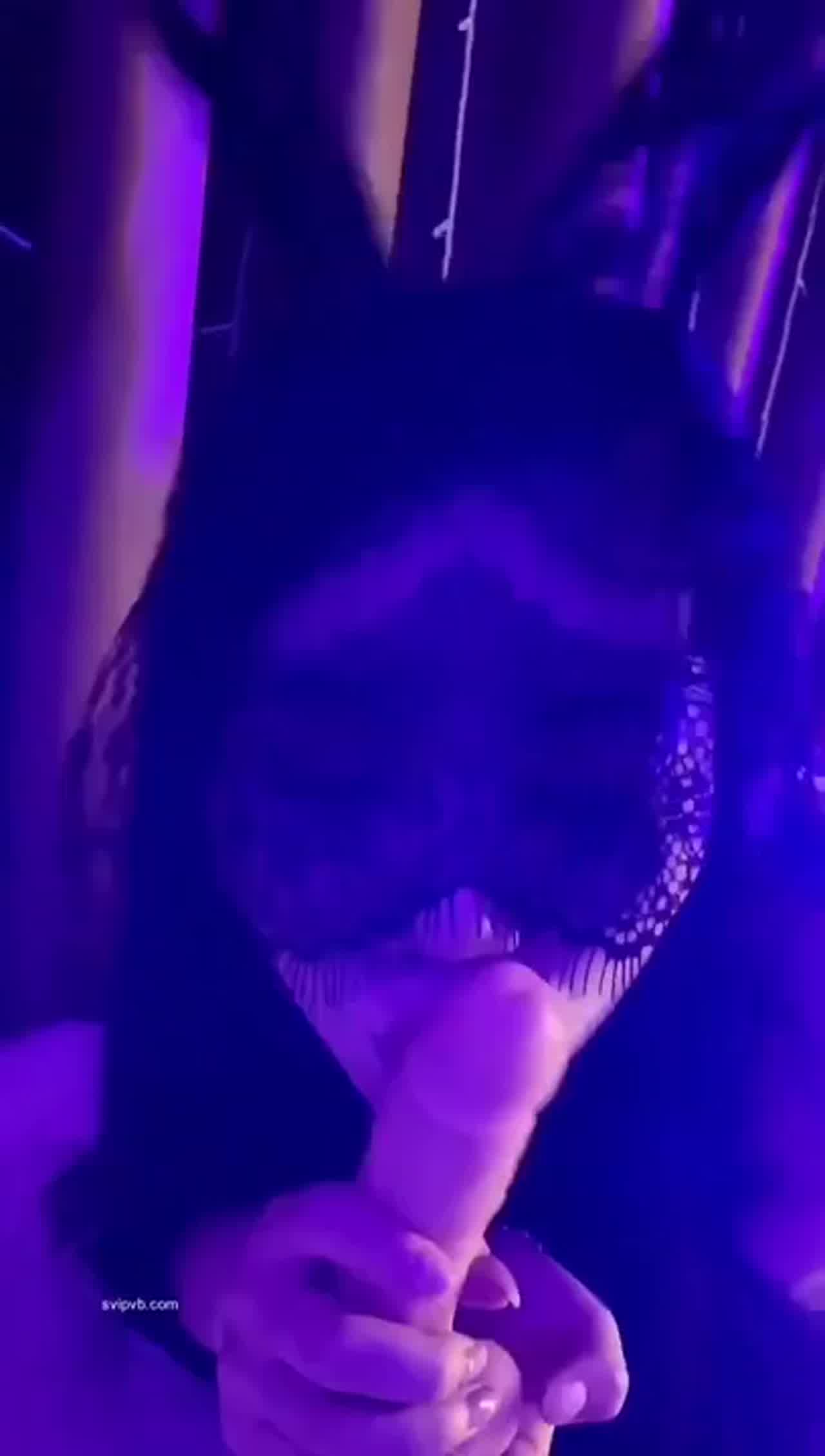  bunny vivian 夜店包相吸阳具 的剧照3