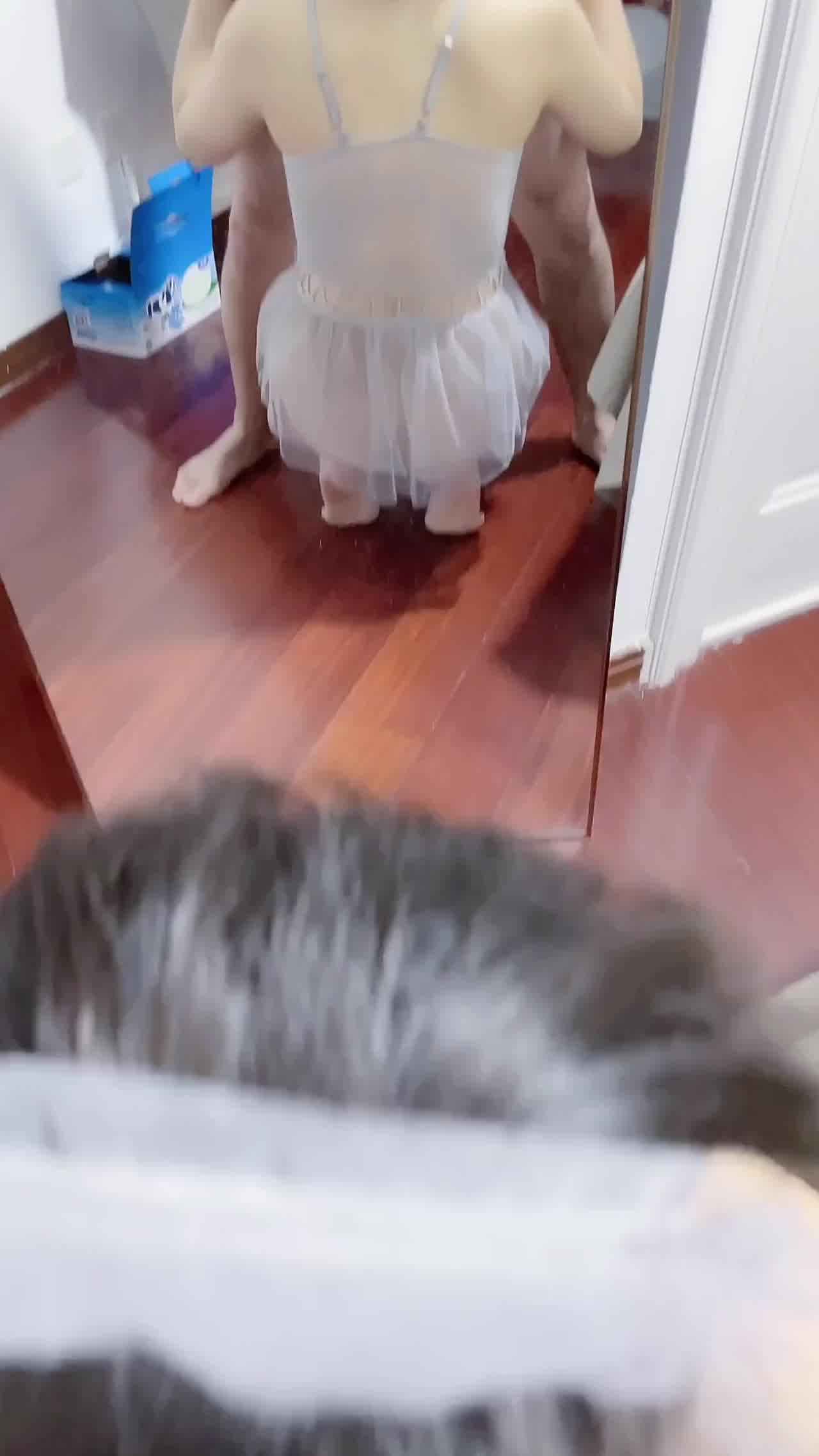  柜姐人妻跪在地上乖乖吃鸡 的剧照3