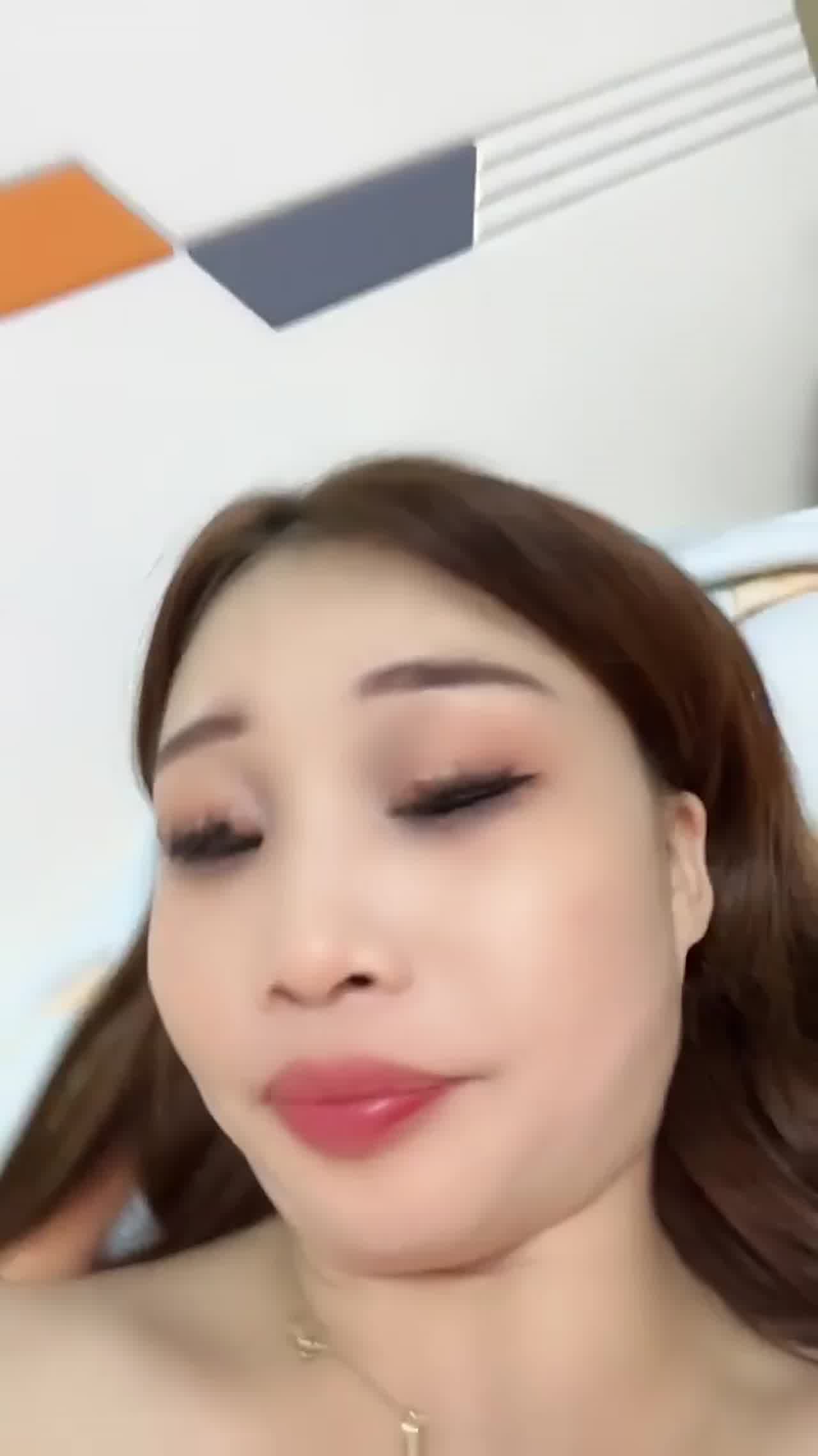  眼镜反差骚货 无套内射精液流出 的剧照5