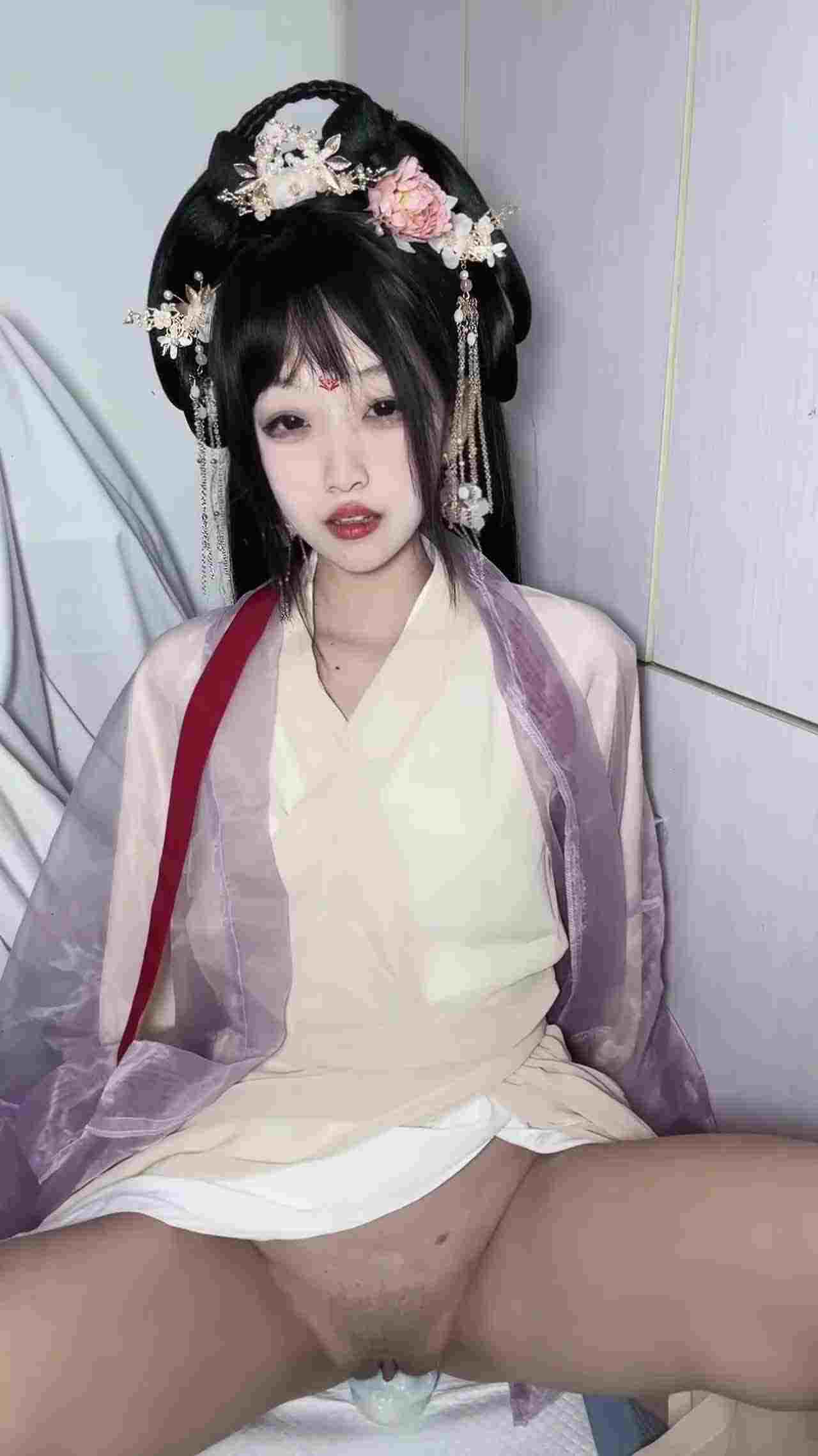  自购X高价露脸-汉服阳具骑乘自慰，剧情演绎被山大王强奸，短短几分钟喷了3次尿 的剧照1