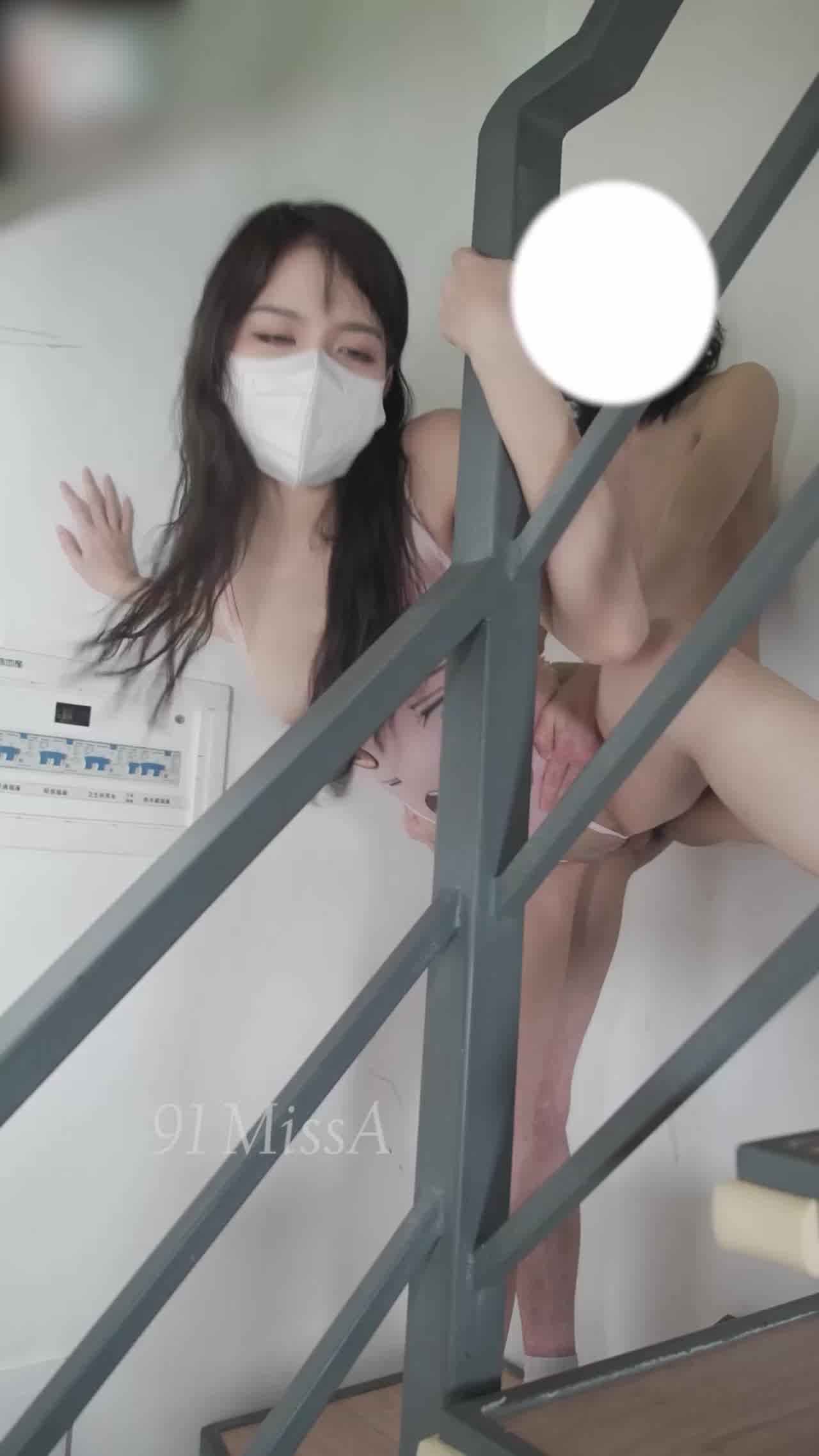  女神missa 从客厅一路日到房间 的剧照5