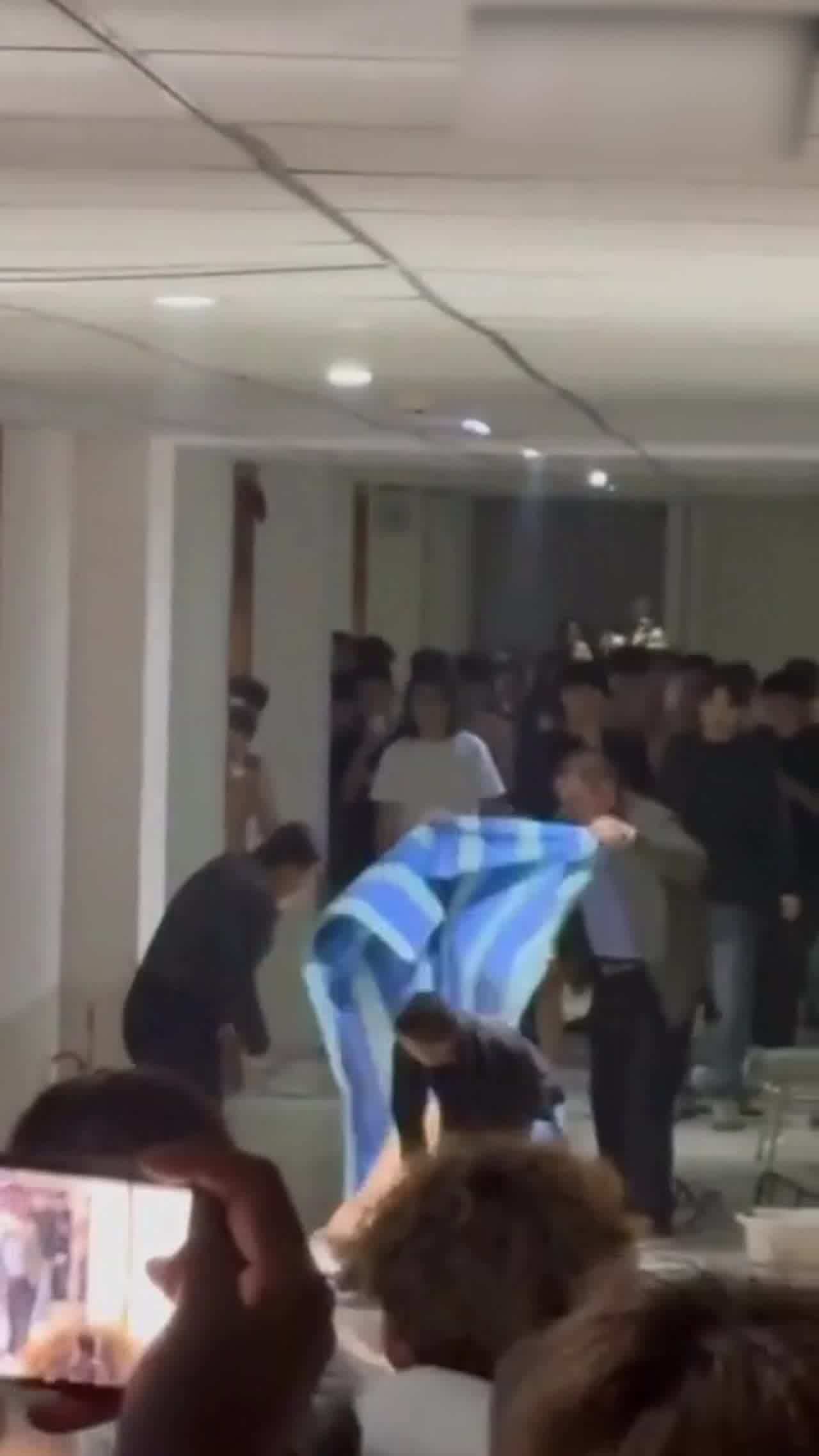  吃瓜爆料，女生分手受刺激裸体炮男生宿舍打砸 的剧照6