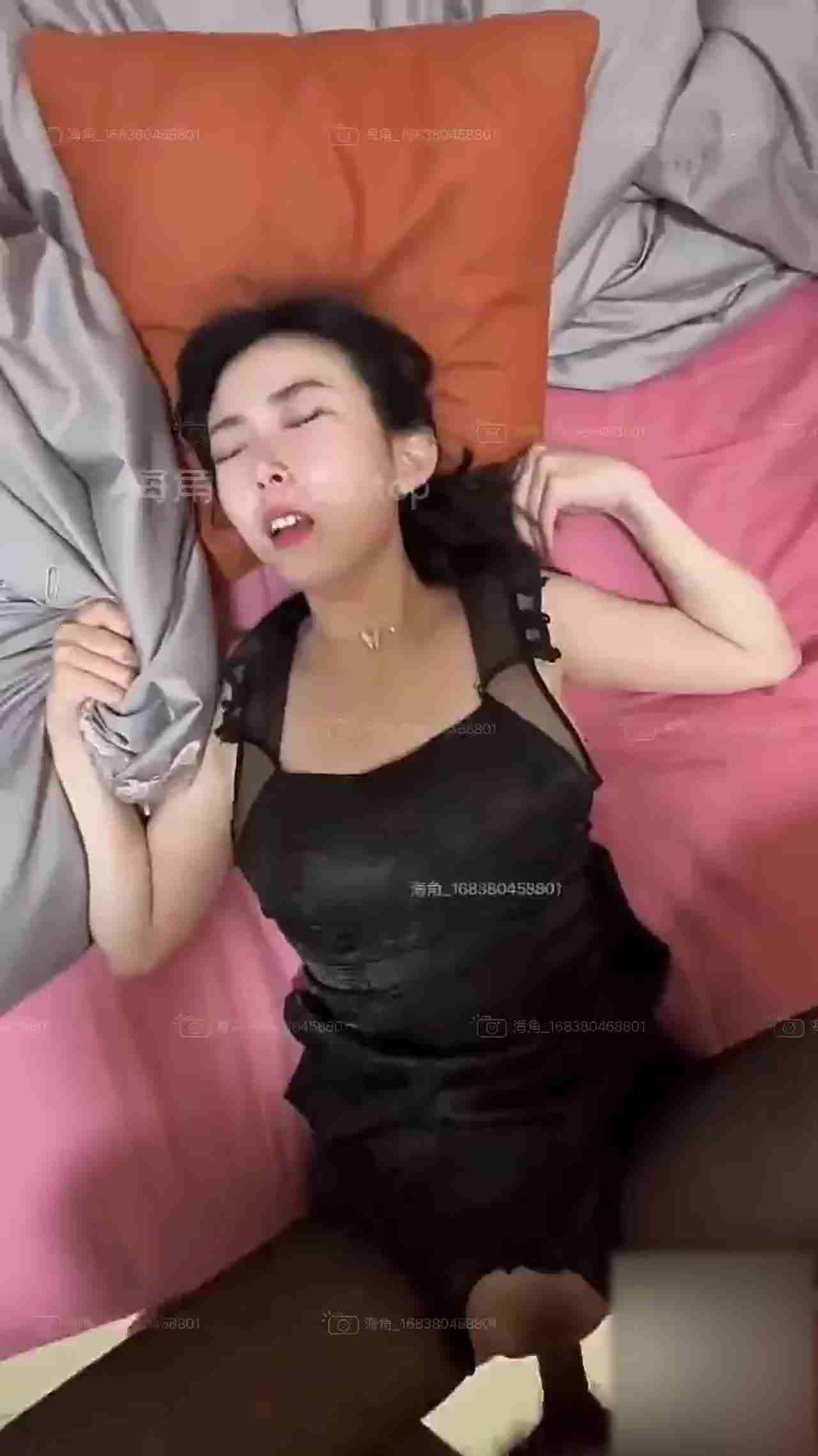  山东00年极品眼镜反差婊少妇曹X可性生活曝光性和海友性爱视频 的剧照8