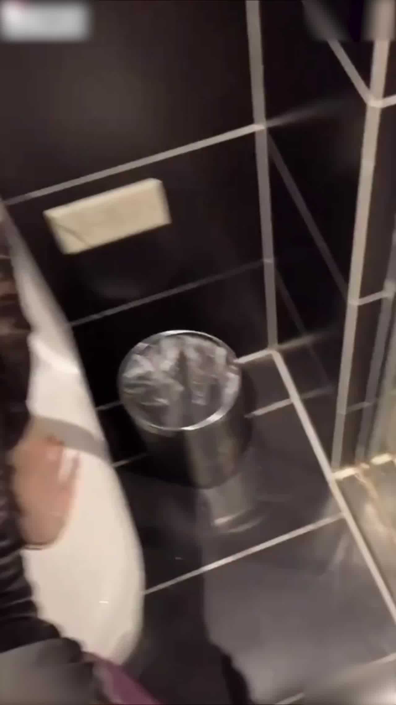  酒吧刚认识竟能耖 尿失禁体质，不停的放尿 的剧照6