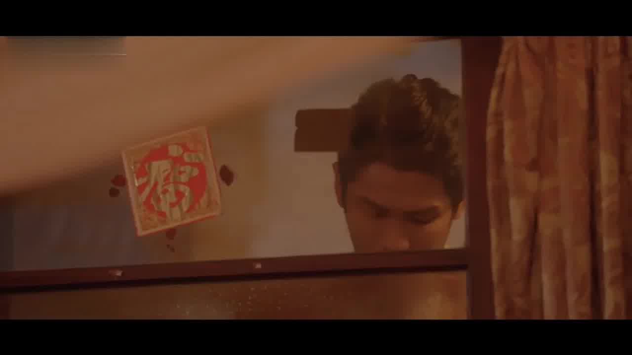  内容精彩现实版潘金莲和西门庆下药迷晕老公，晚上强上他昏睡的老婆致其怀孕，绿帽奴提礼物上门感谢 的剧照5