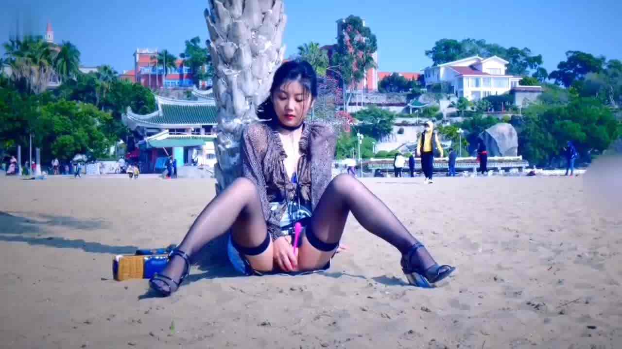  沙滩人群露出自慰原版黑丝长腿身材不错太刺激了几个男人盯着看 的剧照5