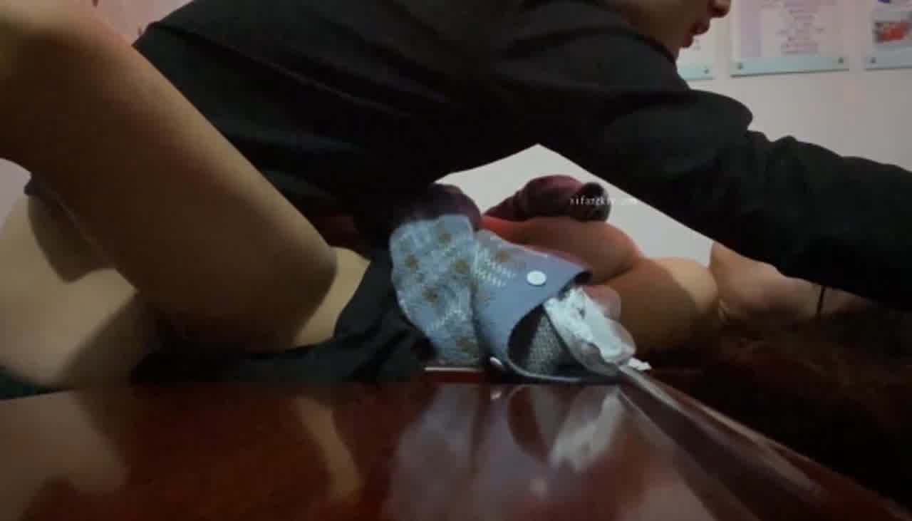  合肥学妹张佳彤 在教室啪啪不怕被别人发现 的剧照6