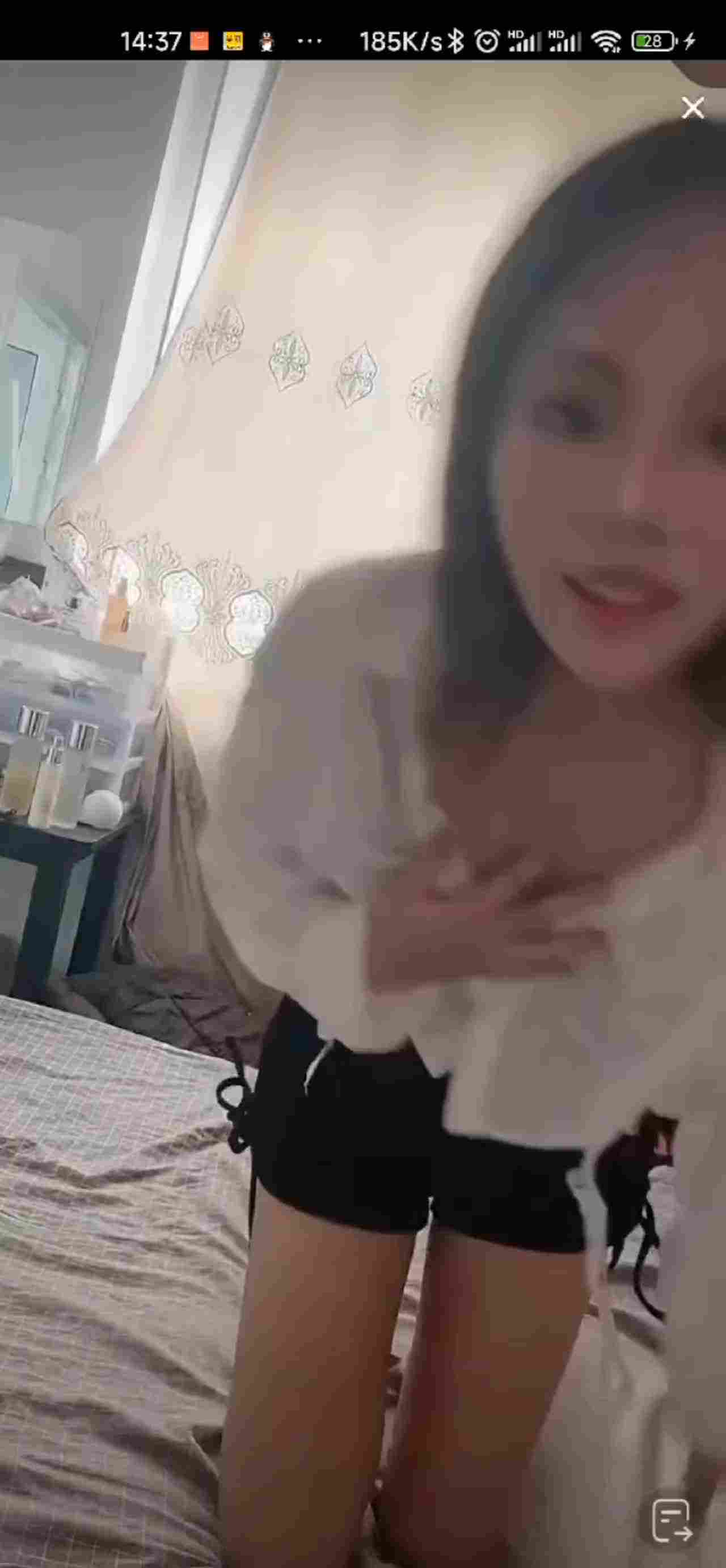  抖音快手走光系列-小姐姐真大胆两个奶子一起露 的剧照3