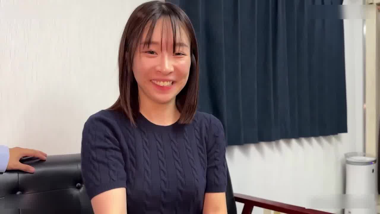  漂亮大奶美眉，19岁全素人身材丰满，开始有点害羞，小穴玩的高潮抽搐，被连续两次中出内射。 的剧照1