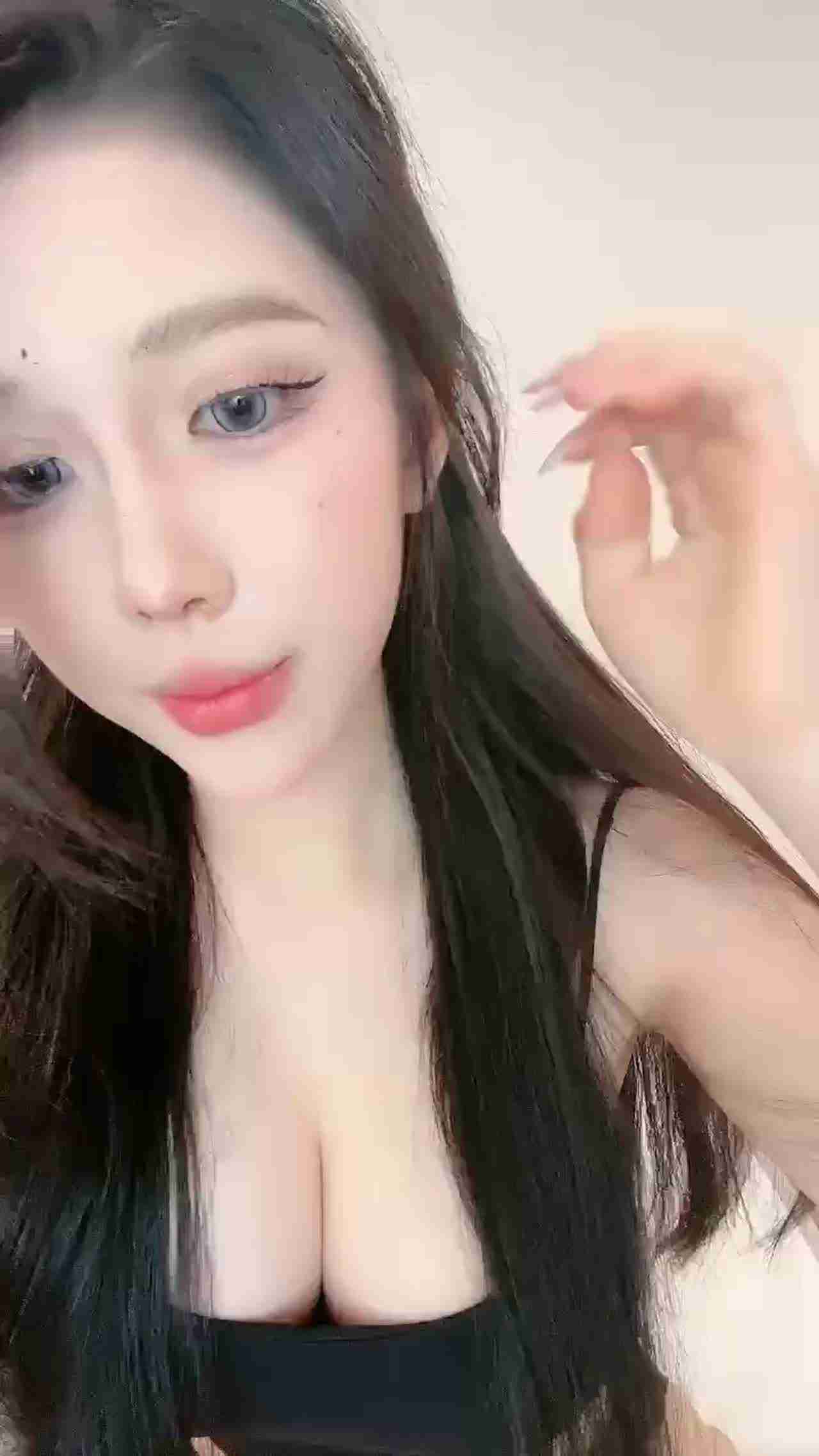  【糟糕！心动的感觉】超高颜值完美身材反差，经常翻白眼吐舌头自慰，真的太懂男人了，自慰还给小穴特写 的剧照2