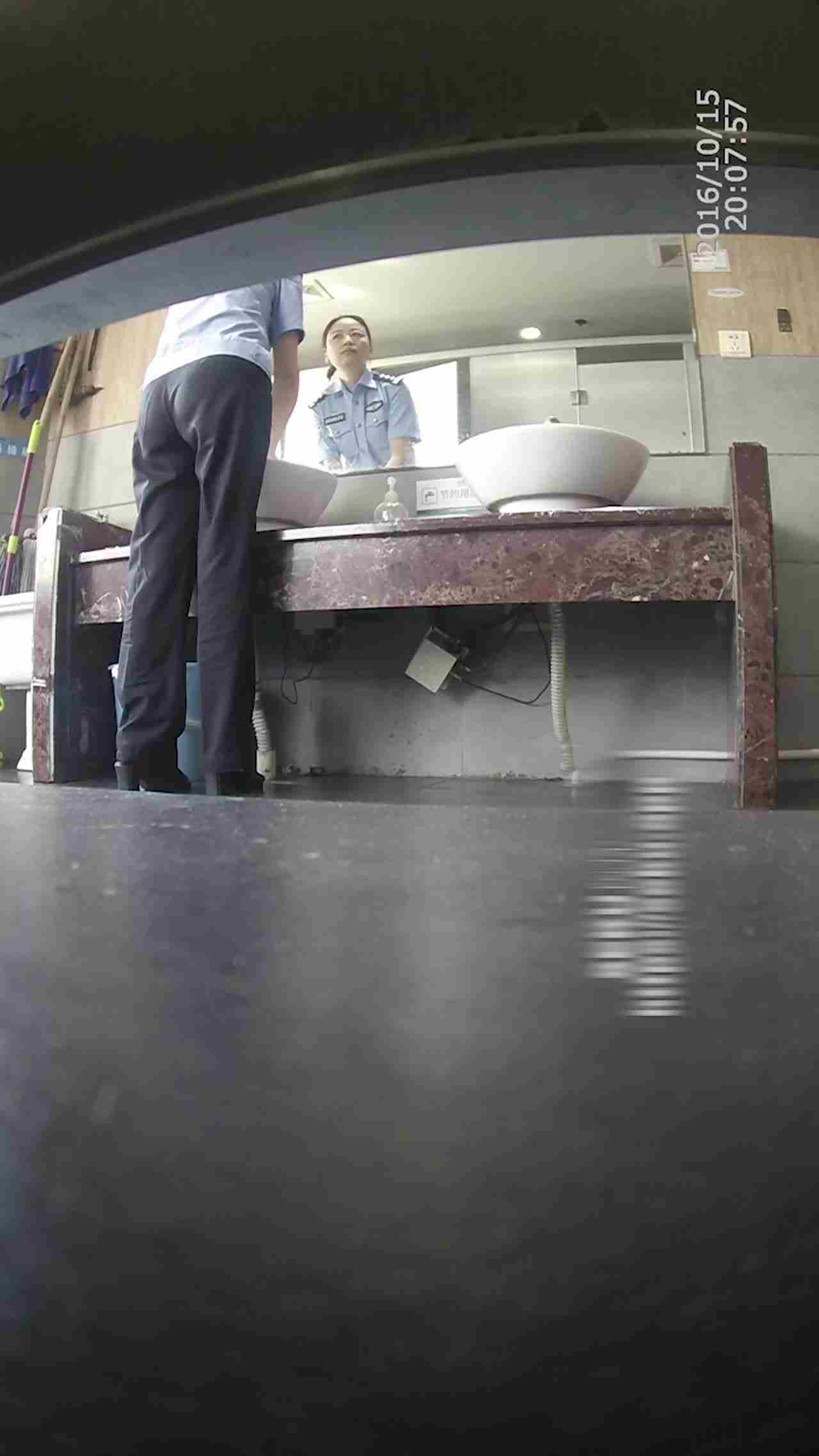  门事件 湖北省宜昌市公安局女局长上CS时竟惨遭TP❤️连尿尿模样都被看得一清二楚！ 的剧照8