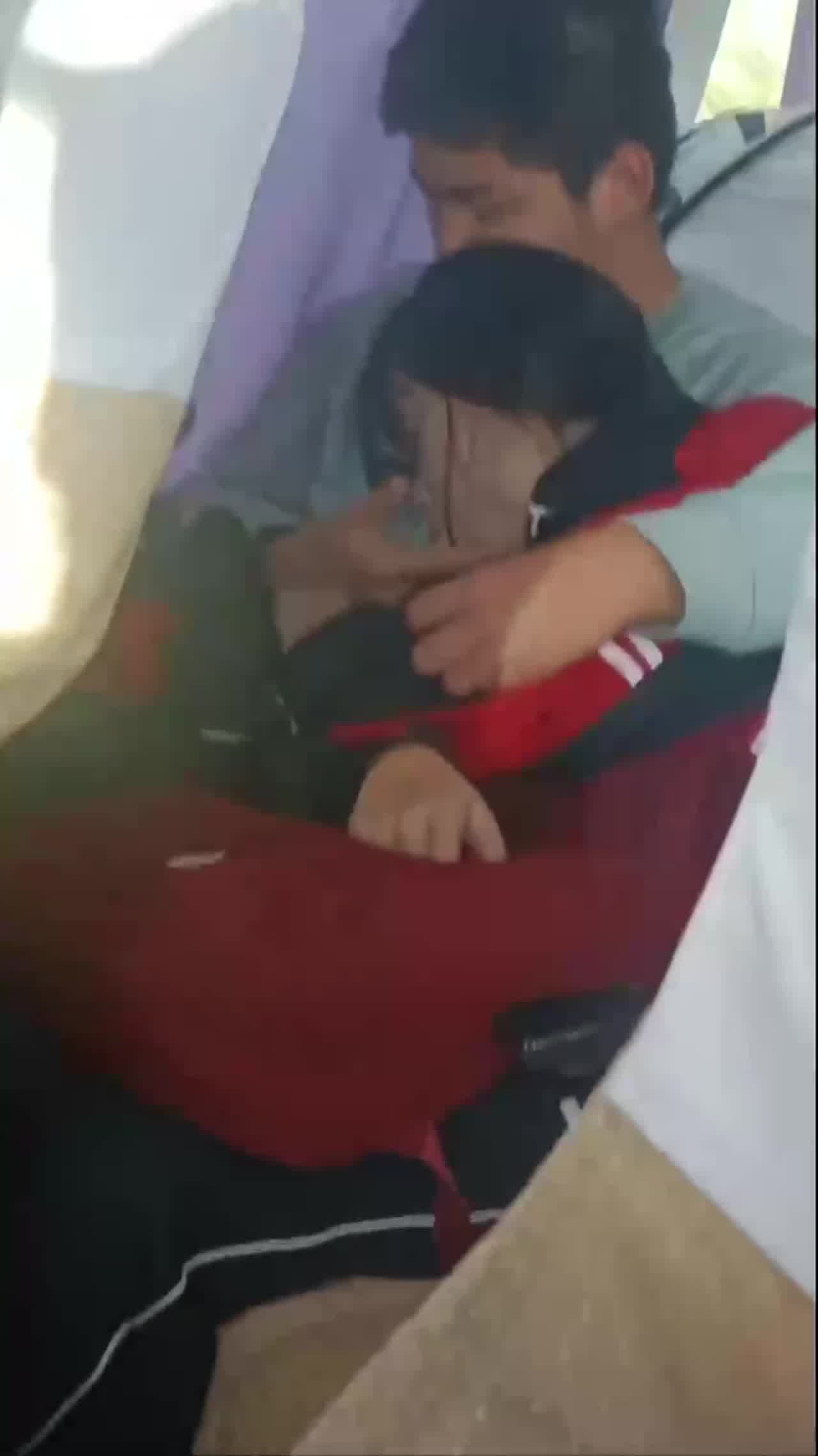  【高中生穿着校服就做爱合集】大巴车实录校服底下摸胸，口鸡巴，跟男友开放校服淫乱精选，学生那么开放？ 的剧照8