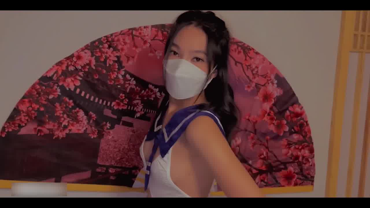  黑丝水手服女学生足交 的剧照3