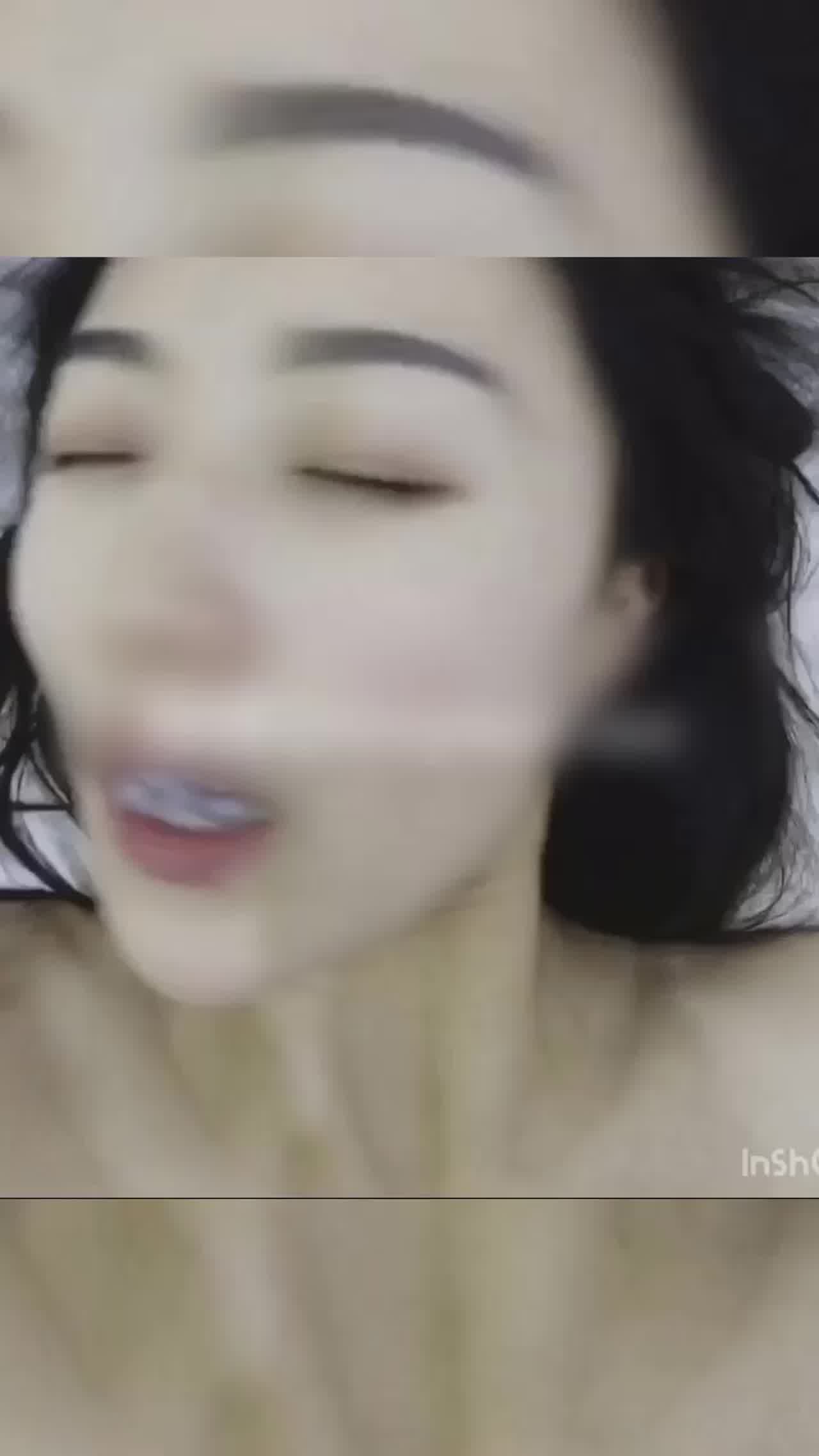  推特绿帽淫妻没想到老婆能开发成这样，这样猛烈撞击自己的妻子，真绝了 的剧照1