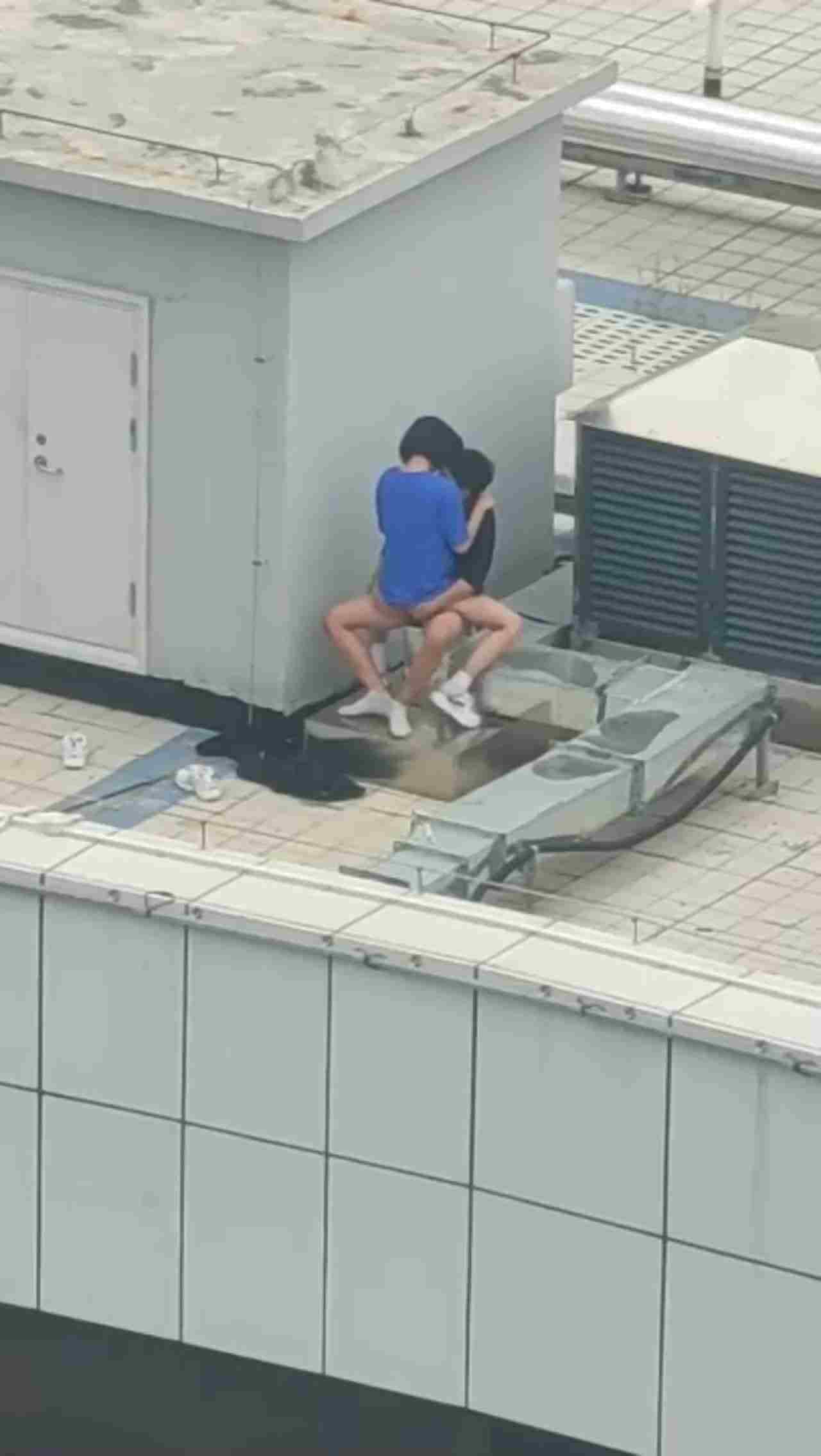  【独家首发】高中情侣翘课跑到商场天台啪啪，解锁各种姿势 的剧照7