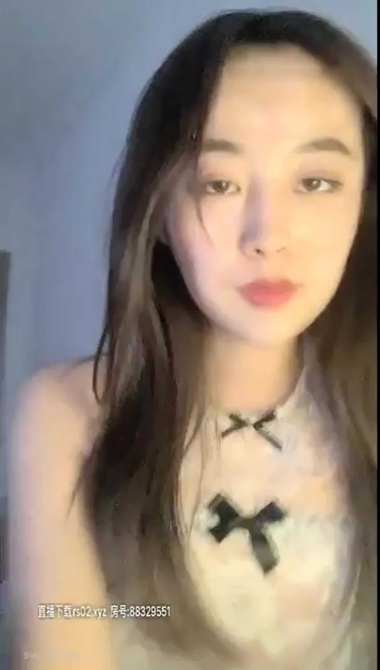  外形神似年轻时王祖贤的新生代直播主，和男友大方啪啪给大家看 的剧照4