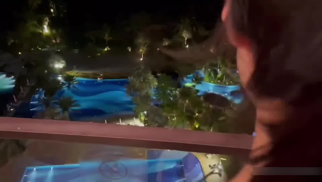  阳台上做爱 的剧照2