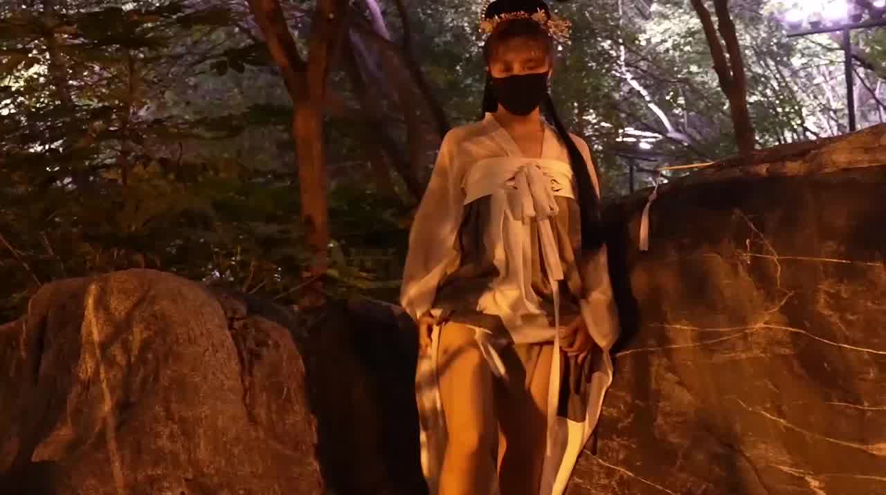  原创 樱花小猫 古装极致户外漏出，摄影师被撩的受不了直接开干 的剧照10