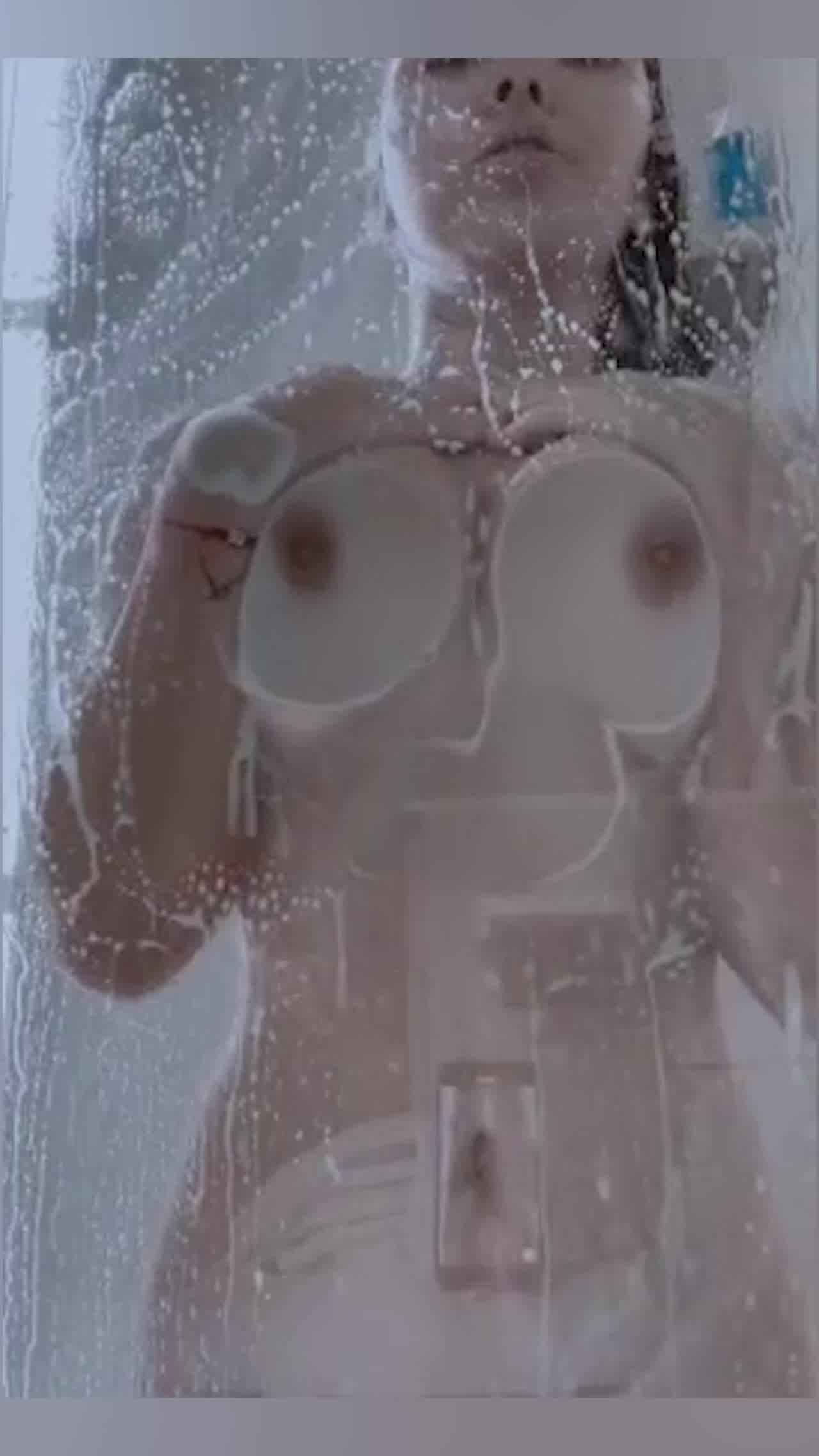  小骚货给亲爱的Daddy发送了一段洗澡视频，并配文称，菜洗好了，你什么时候回家炒！ 的剧照7