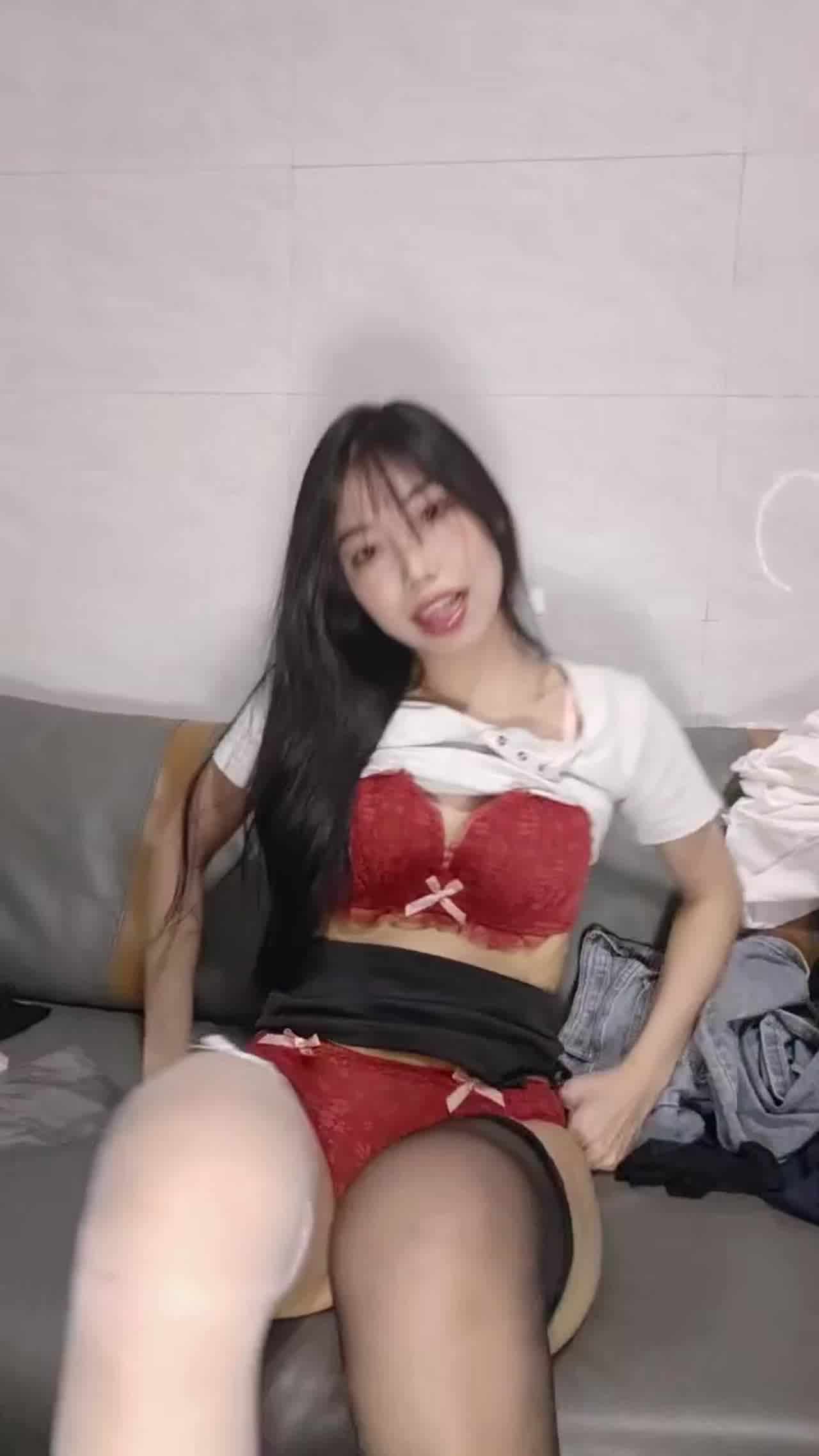  做爱前夕到做爱结束 其他不要 施施 极度淫骚小荡妇，吊带黑白丝袜，骑乘位炮友猛操 的剧照8