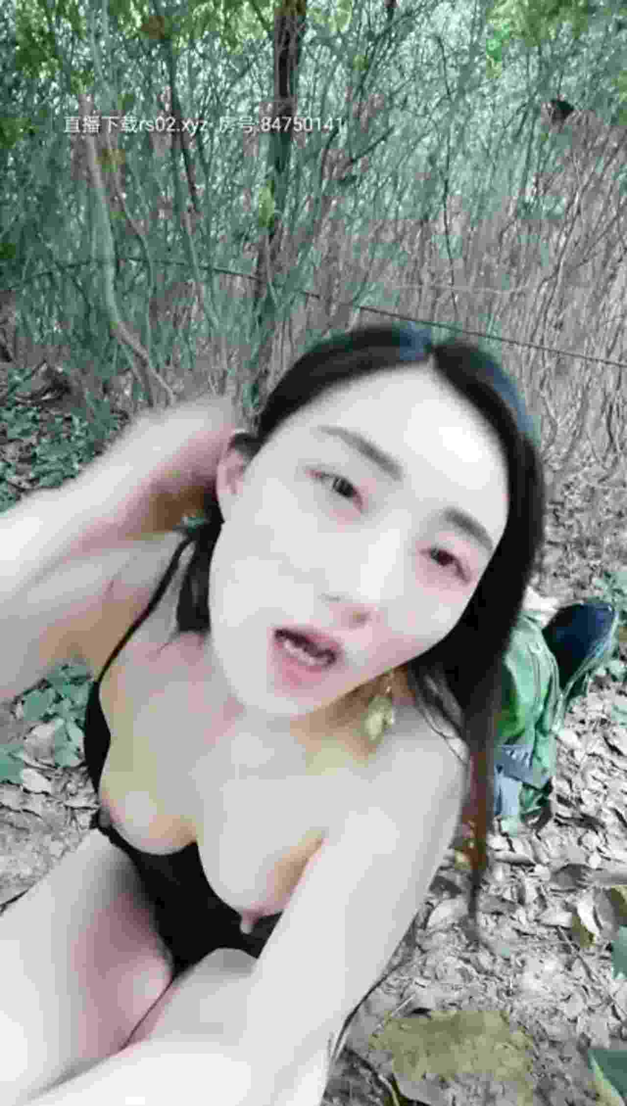  高颜值气质少妇户外野战 的剧照9