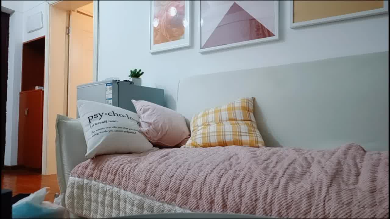  工厂认识良家小骚货，软磨硬泡搞定了，抱着骑乘猛插，干得嗷嗷叫直呼太大了 的剧照1