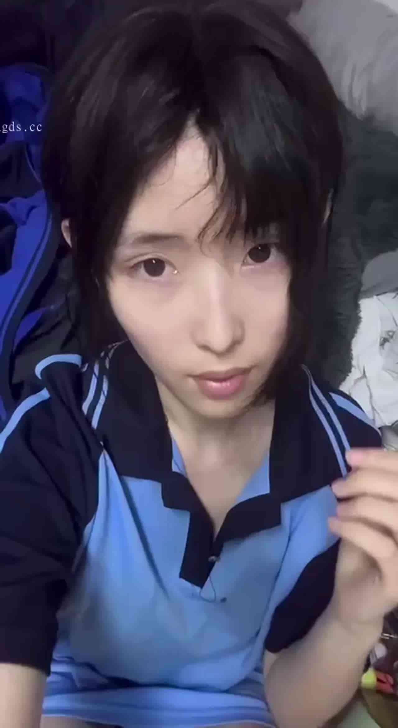  【抖音12w粉丝网红泄密】极品反差吐舌头翻白眼，妈妈叫她出门不去，锁在房间自慰，还舔扣过逼手上的淫水 的剧照1