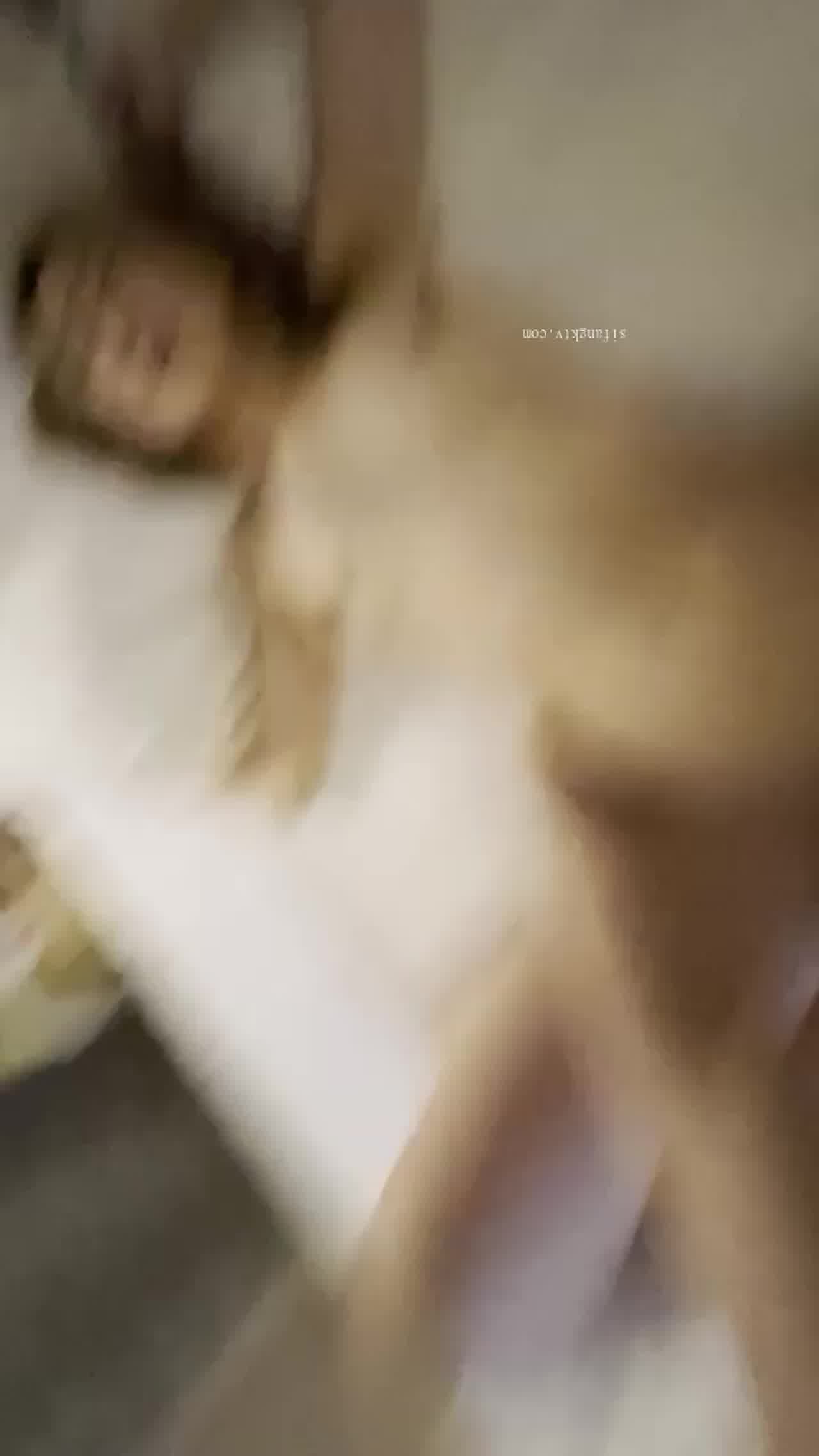  奶萌~奶萌~女友床上很骚 的剧照1