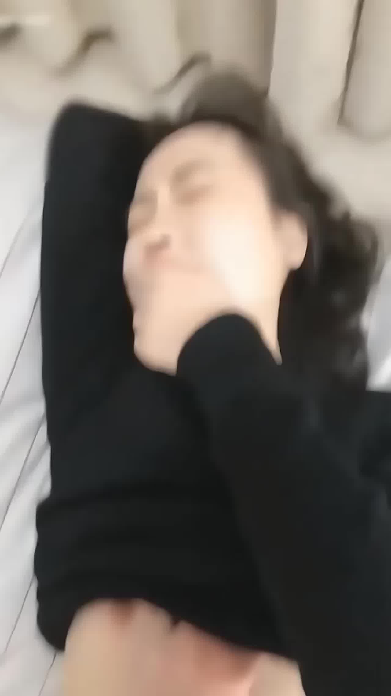  爆料把嫂子调教成母狗，只要哥哥不在立马跟嫂子各种交锋，各种场地各种啪啪深喉吞精全过程 的剧照7