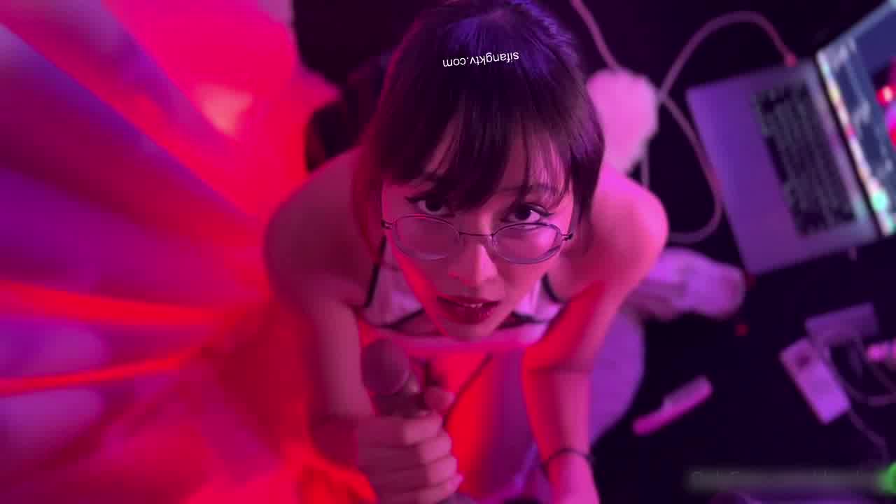  deerlong 眼镜正妹性感旗袍背后式爽翻天 的剧照3