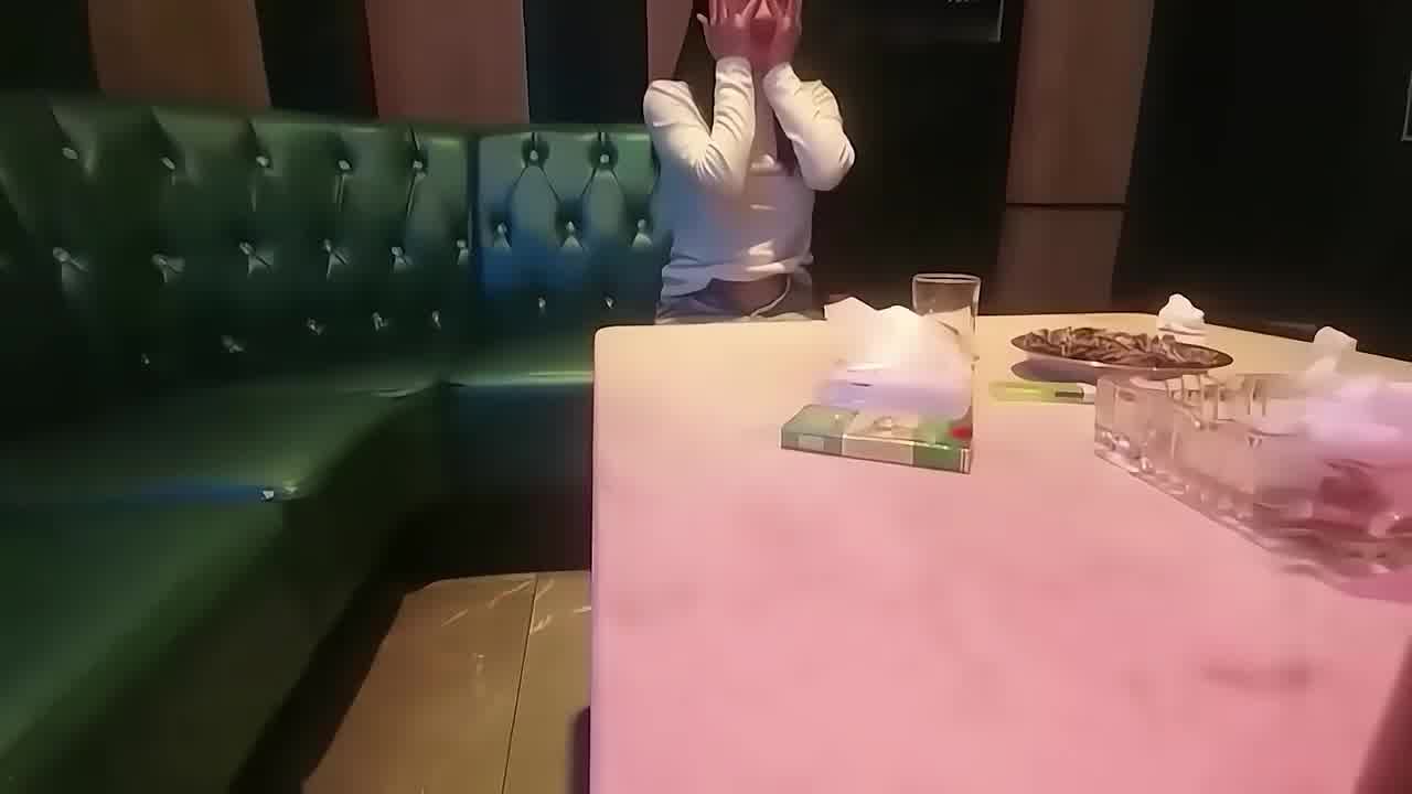  小主播与榜一大哥KTV歌舞，你依我依揉揉摸摸，大胆直接啪啪 的剧照2