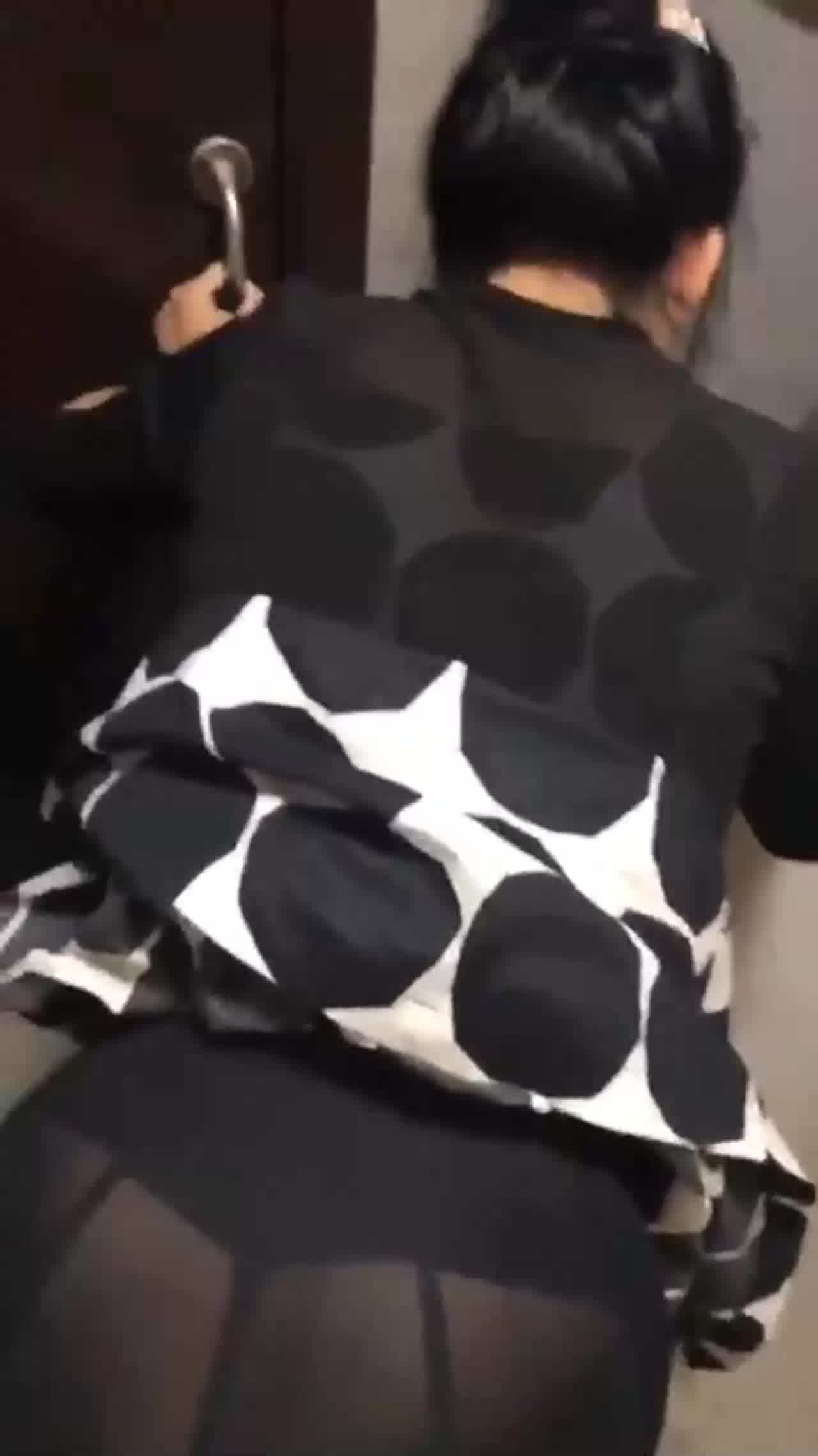  厕所后入，好喜欢 的剧照10