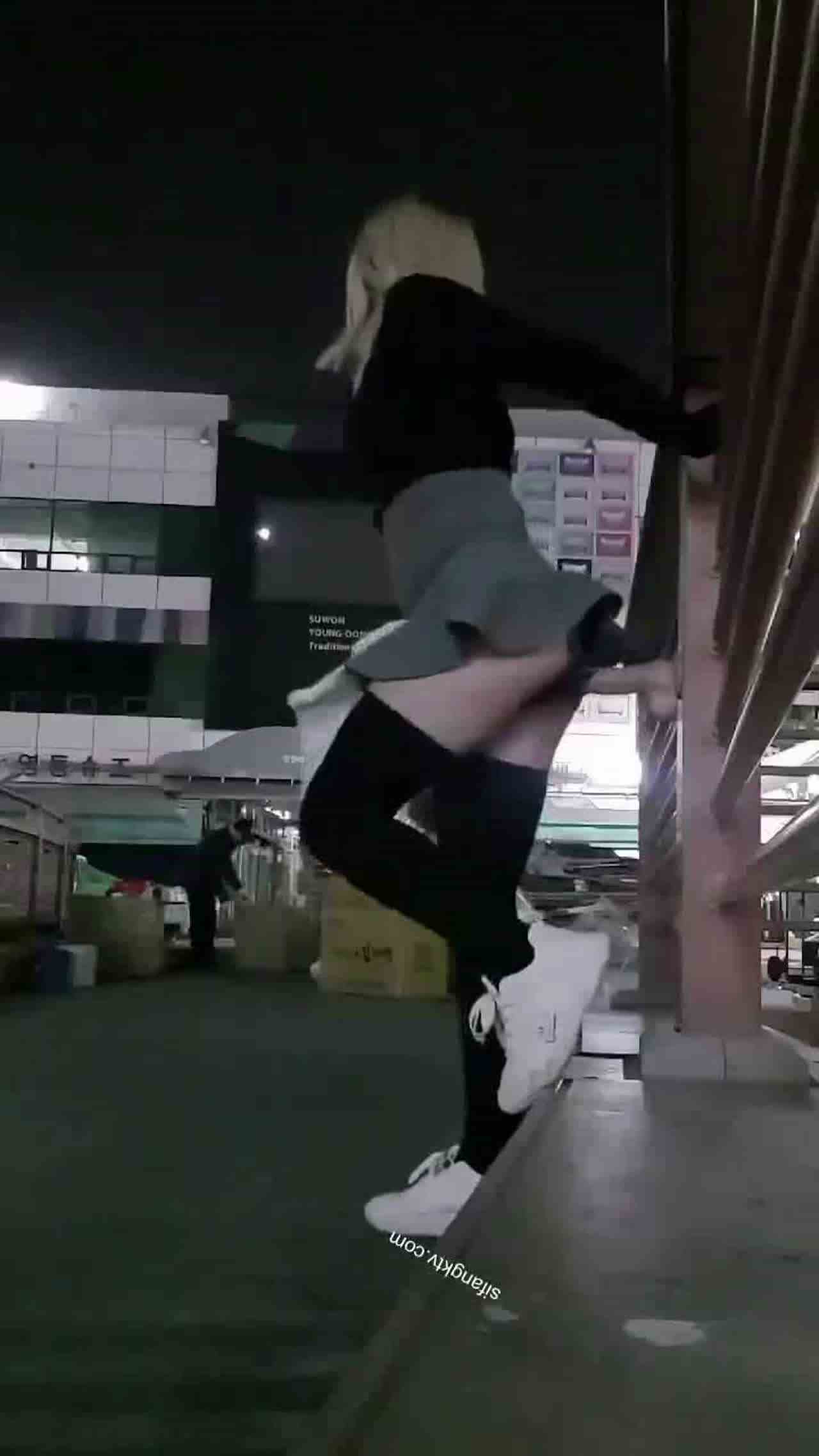  户外偷偷假屌插逼 的剧照1