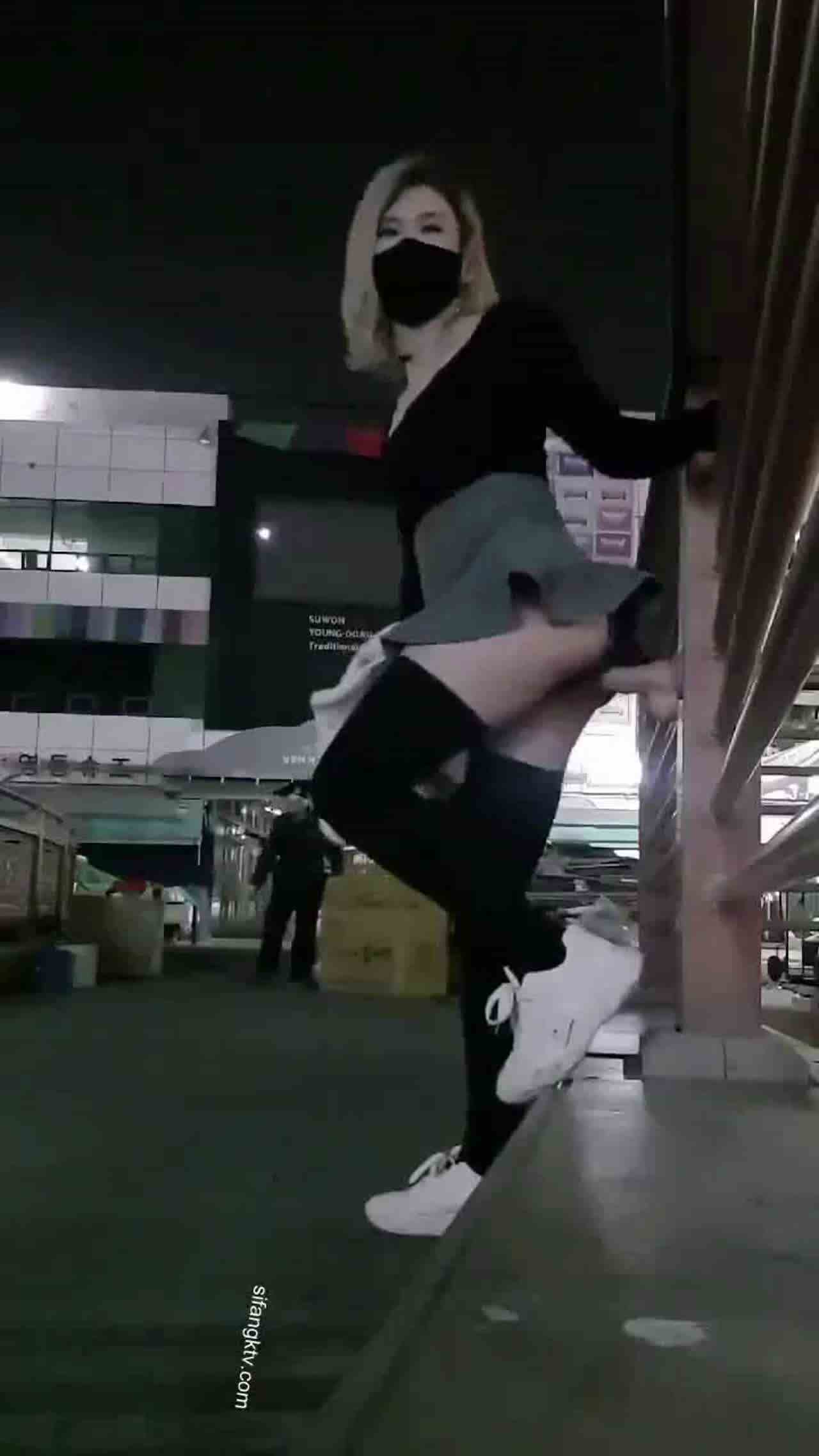  户外偷偷假屌插逼 的剧照9