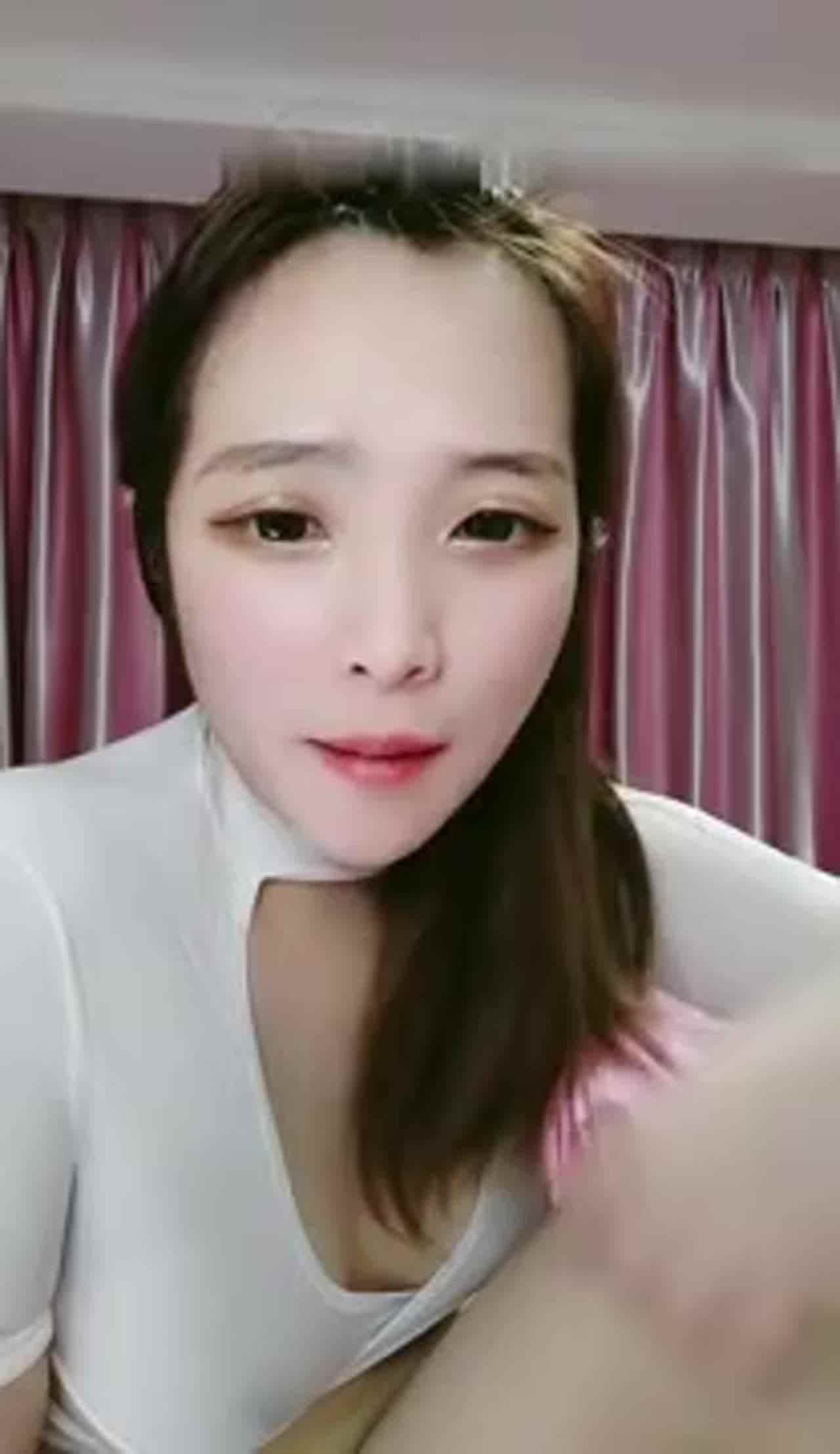  高颜值长相甜美萌妹子特写道具自慰 的剧照3