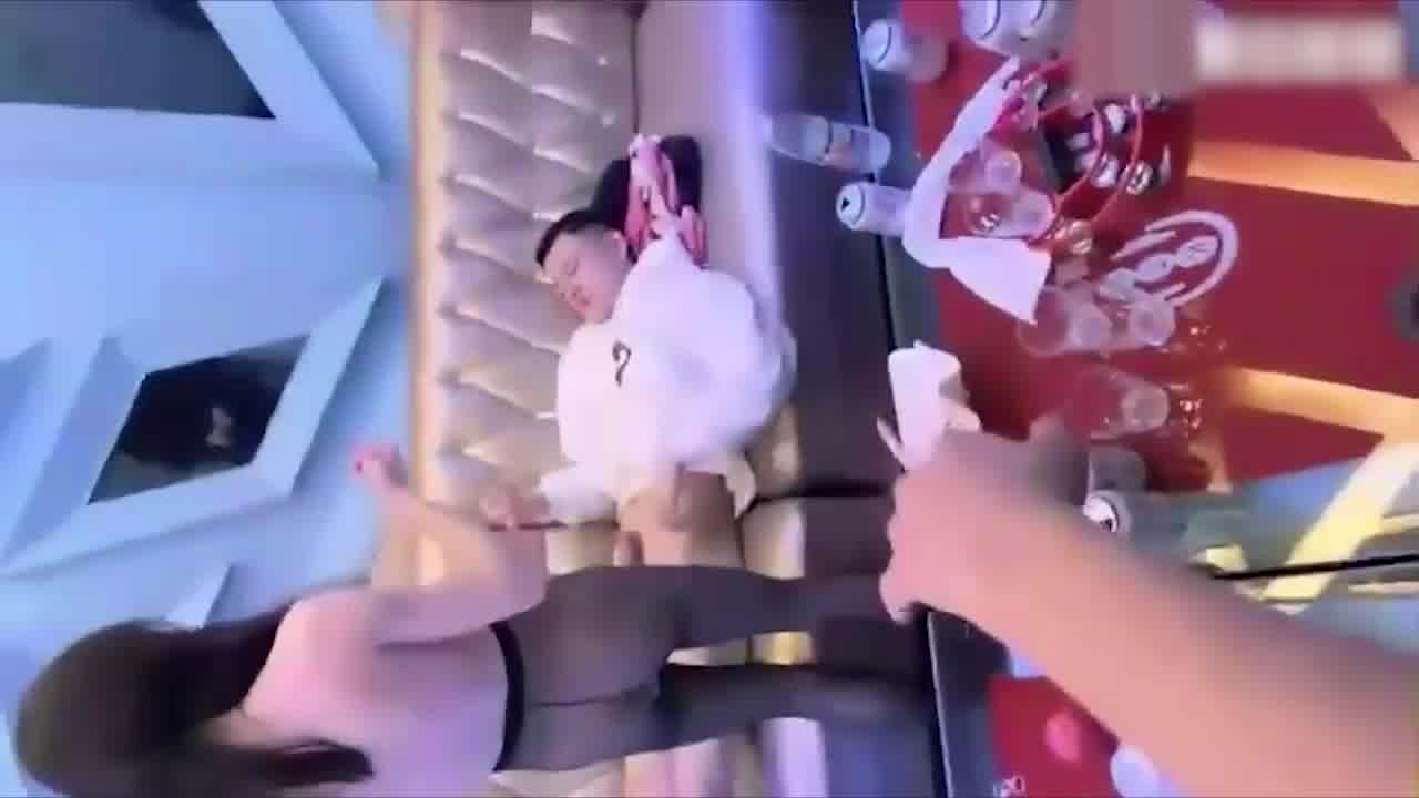  小姐姐：今天我上位操你，两姐妹在旁饥渴观摩 的剧照1